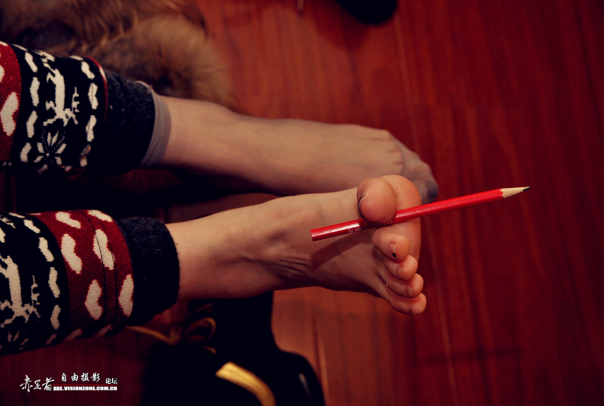 图片[12]-自由摄影 No.213 细长白嫩的玉足与铅笔之间的“交流” [44P] – 速更版-美库