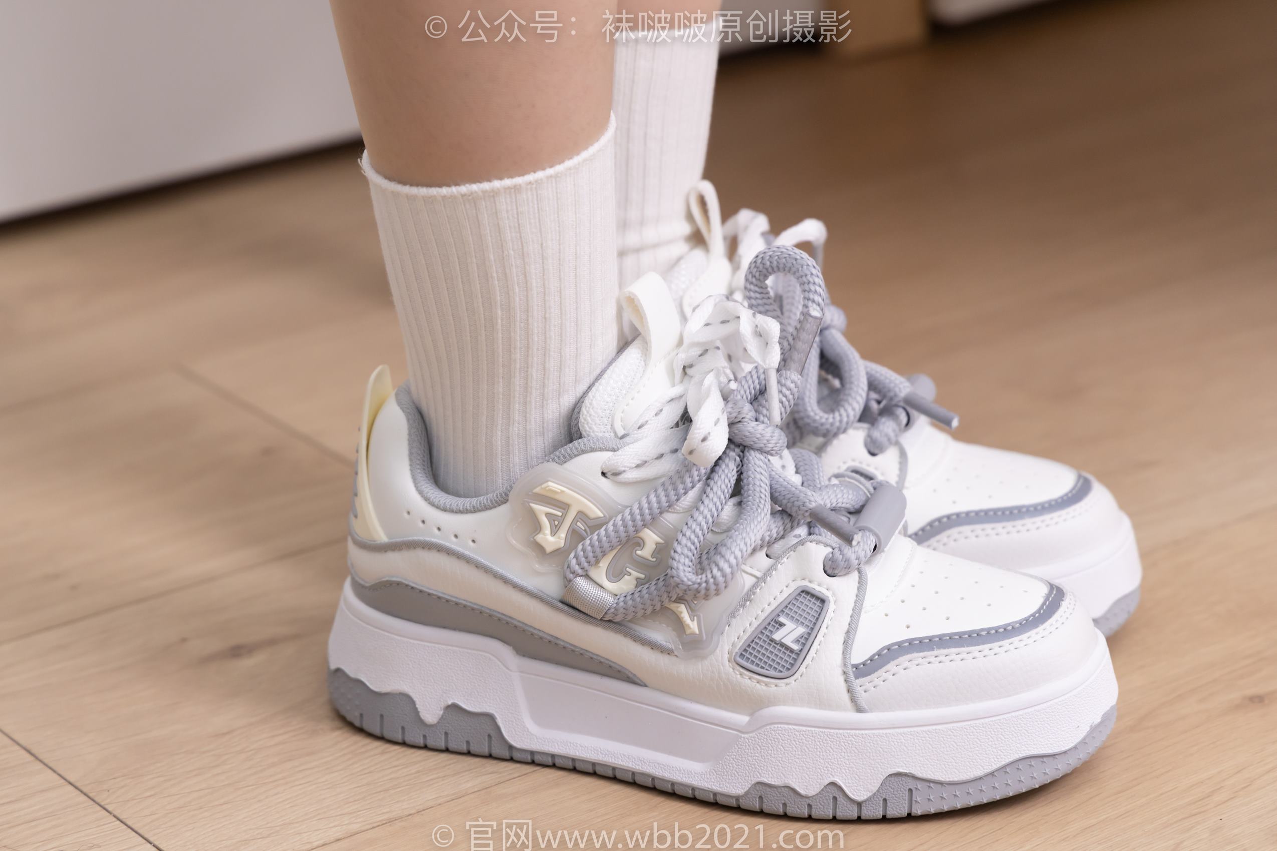 图片[16]-[BoBoSocks袜啵啵]NO.368 甜甜圈-运动鞋、白棉袜、油亮肉丝[160P] – 速更版-美库