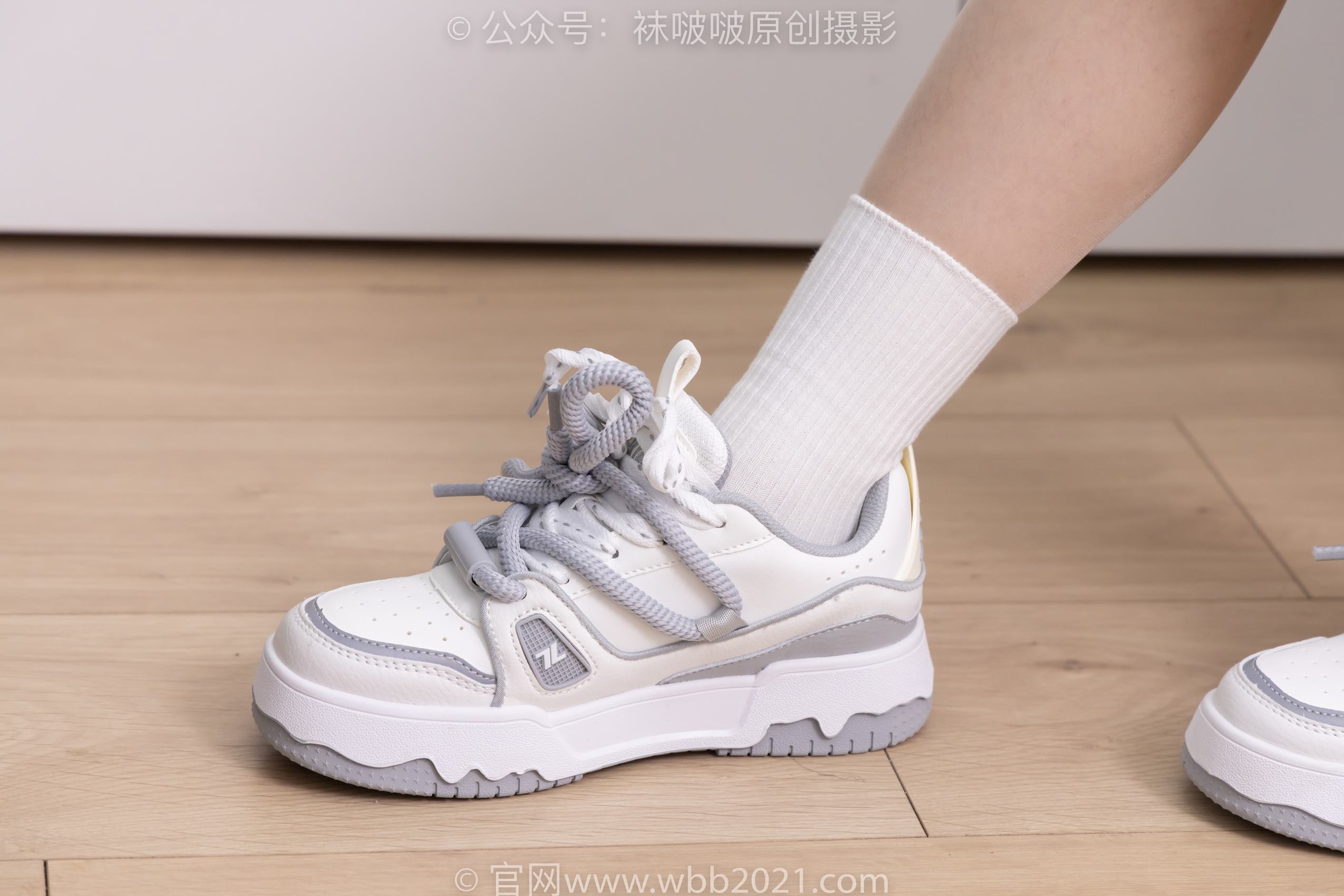 图片[23]-[BoBoSocks袜啵啵]NO.368 甜甜圈-运动鞋、白棉袜、油亮肉丝[160P] – 速更版-美库
