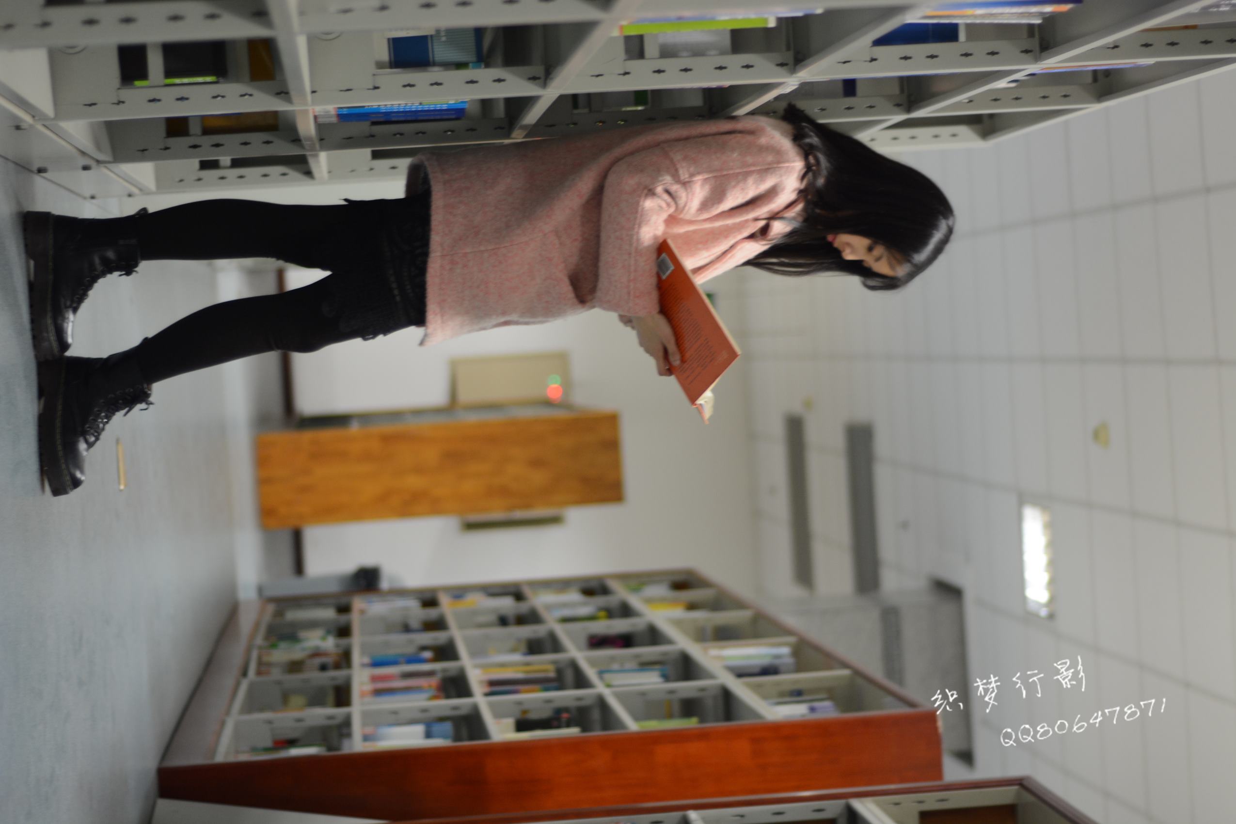 图片[27]-织梦行影@NO.040-第三十九期 校园图书馆小美女打底裤马丁靴白袜美脚（校园）[165P] – 速更版-美库