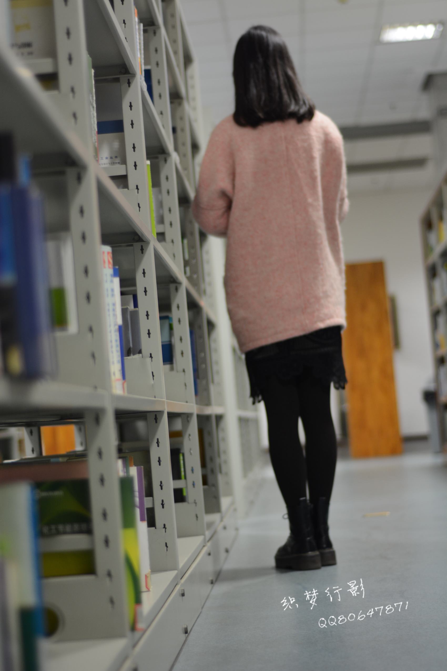 图片[35]-织梦行影@NO.040-第三十九期 校园图书馆小美女打底裤马丁靴白袜美脚（校园）[165P] – 速更版-美库