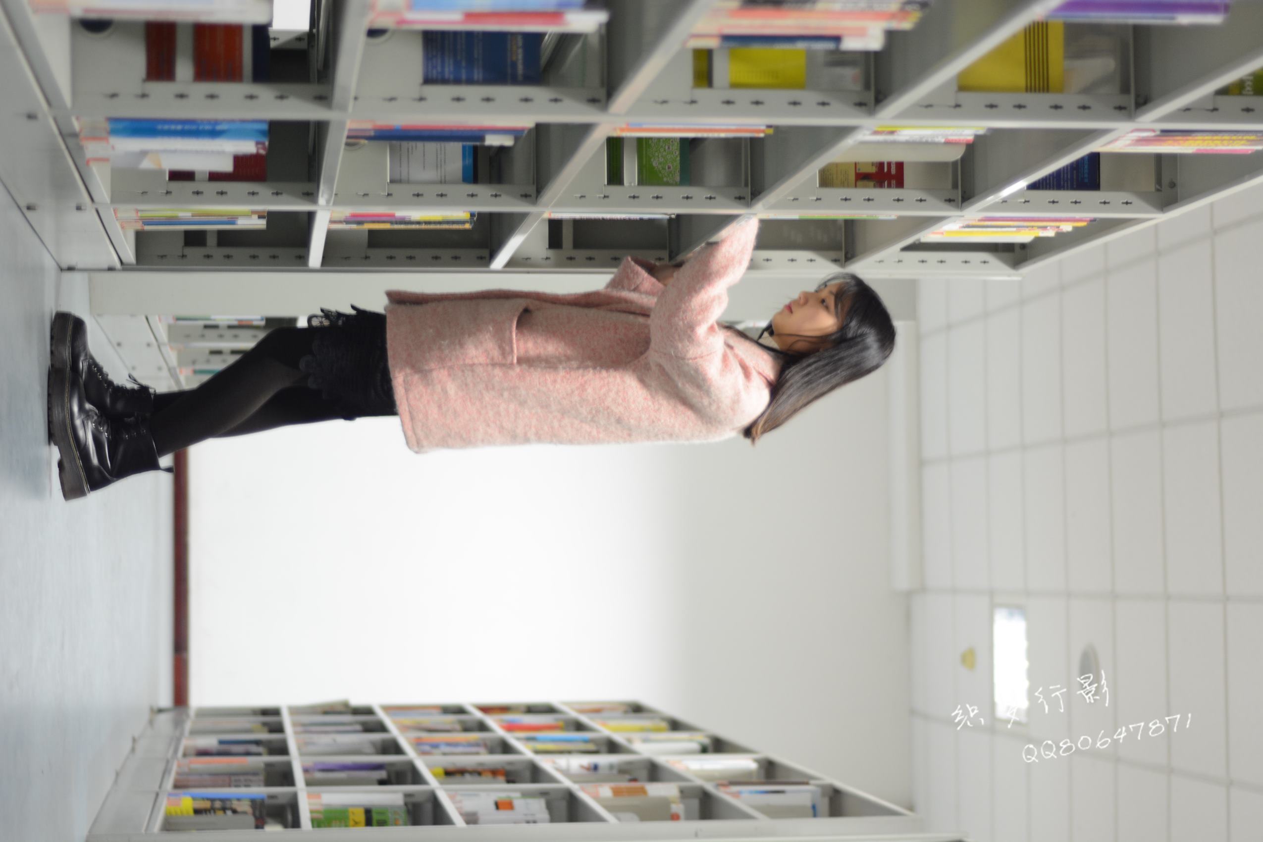 图片[40]-织梦行影@NO.040-第三十九期 校园图书馆小美女打底裤马丁靴白袜美脚（校园）[165P] – 速更版-美库