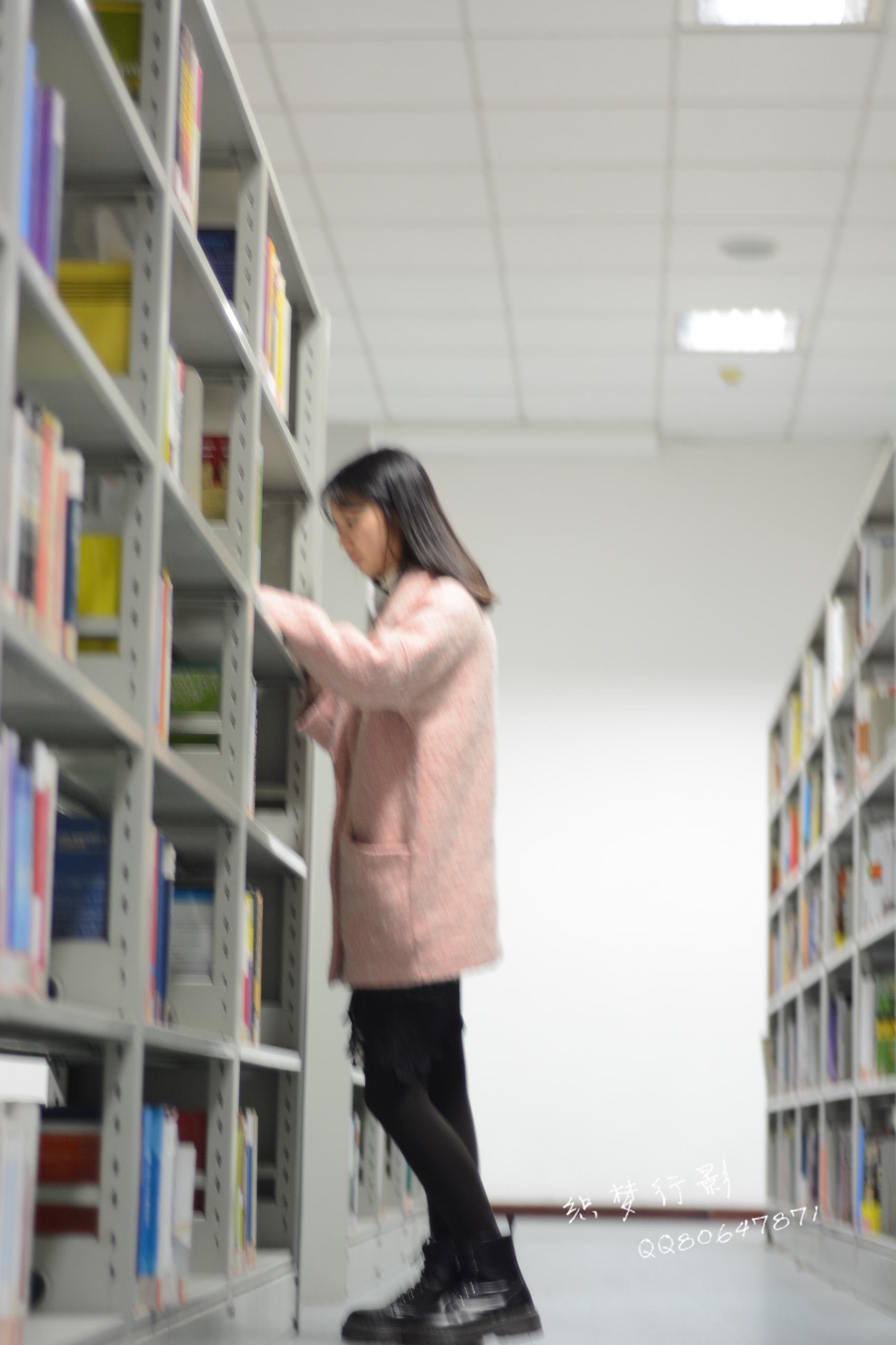 图片[41]-织梦行影@NO.040-第三十九期 校园图书馆小美女打底裤马丁靴白袜美脚（校园）[165P] – 速更版-美库