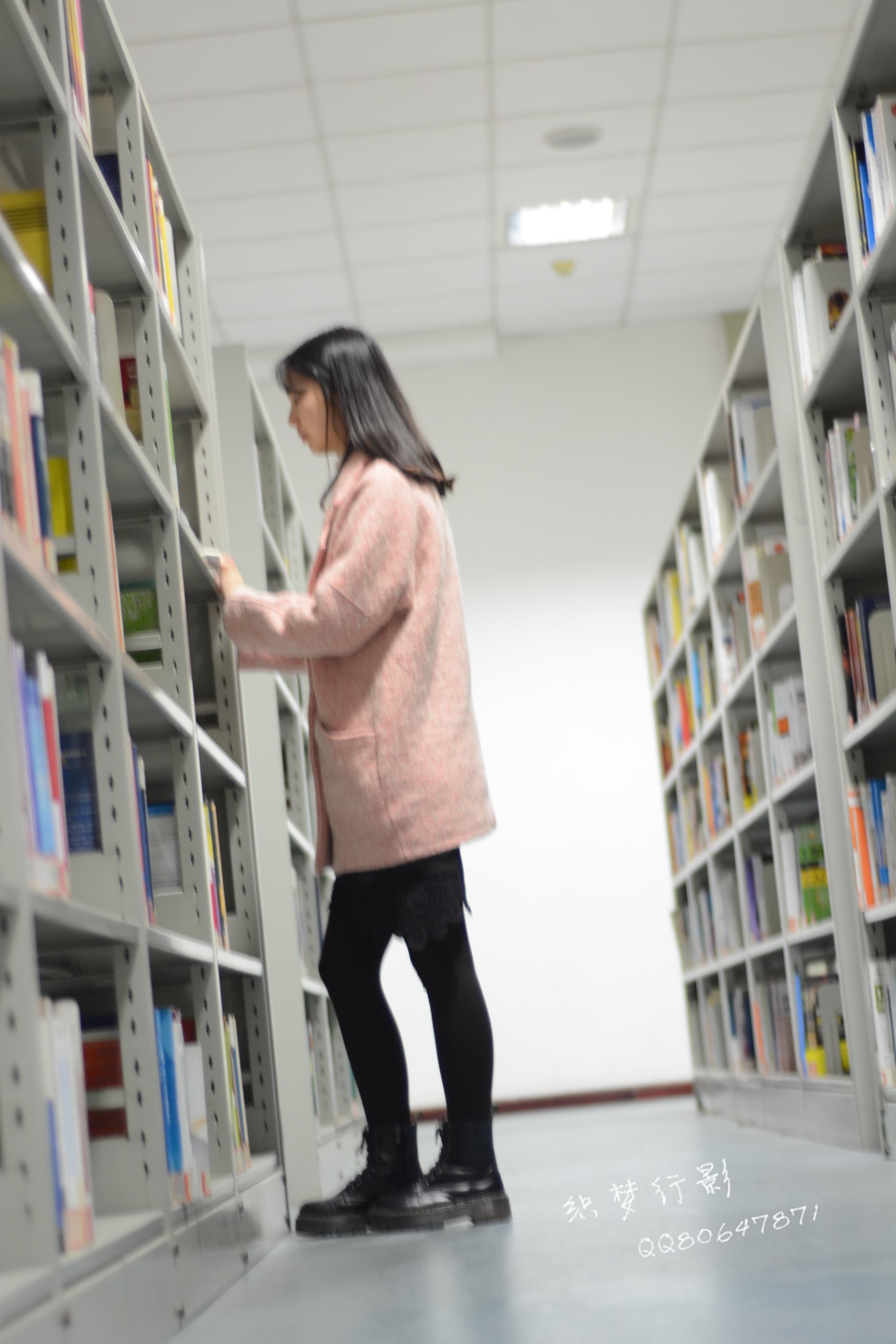 图片[45]-织梦行影@NO.040-第三十九期 校园图书馆小美女打底裤马丁靴白袜美脚（校园）[165P] – 速更版-美库