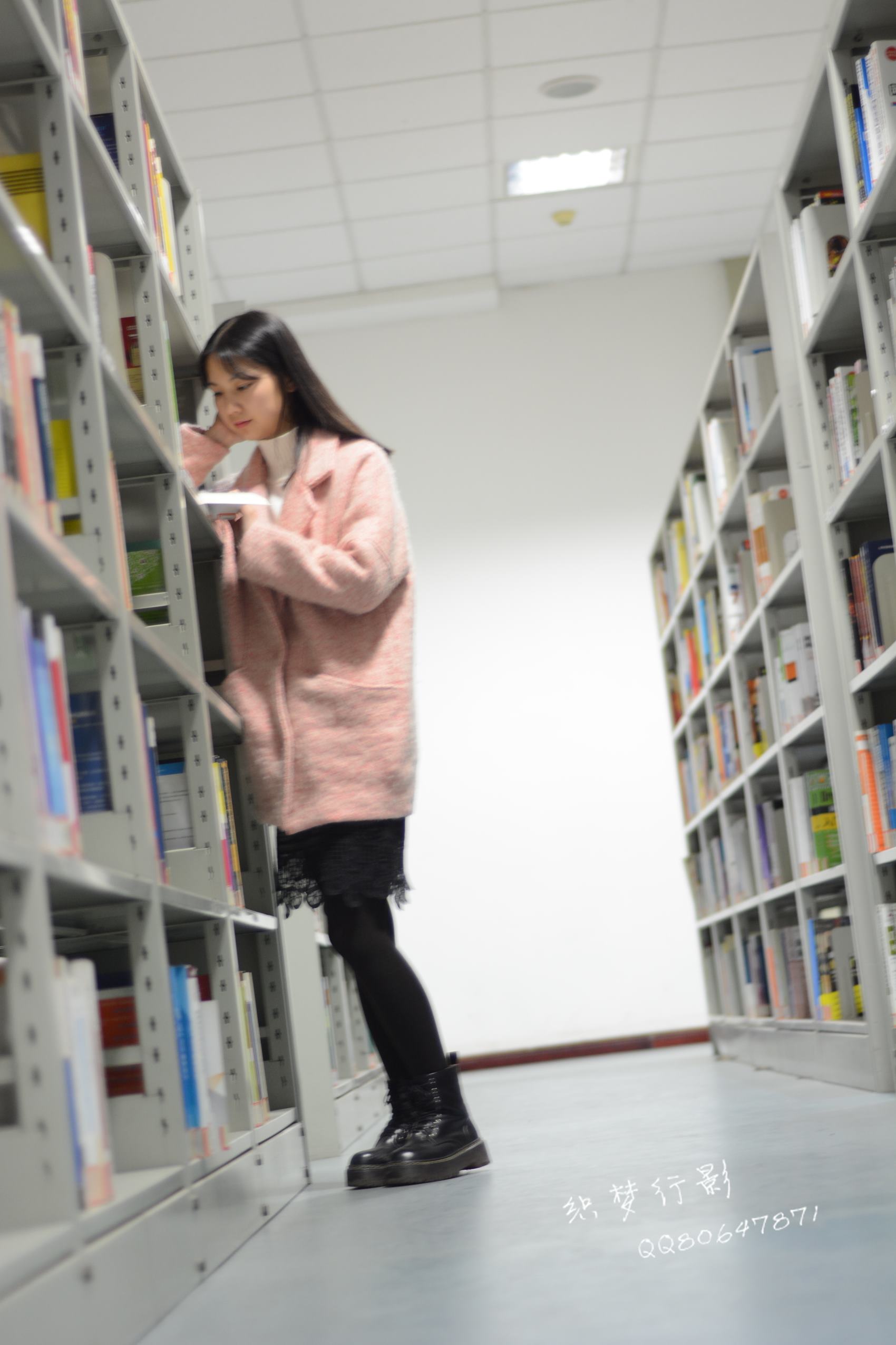 图片[47]-织梦行影@NO.040-第三十九期 校园图书馆小美女打底裤马丁靴白袜美脚（校园）[165P] – 速更版-美库