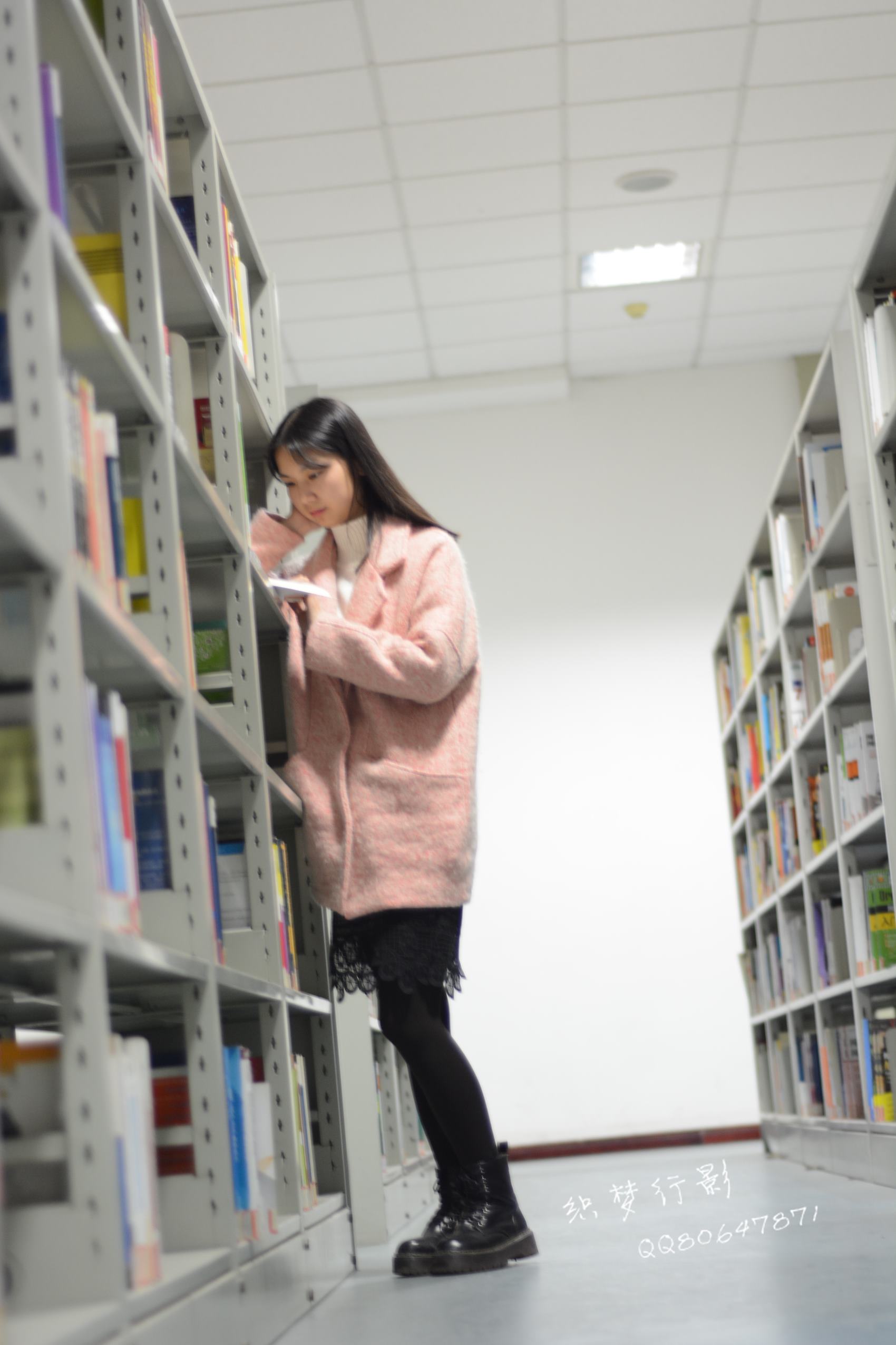 图片[48]-织梦行影@NO.040-第三十九期 校园图书馆小美女打底裤马丁靴白袜美脚（校园）[165P] – 速更版-美库