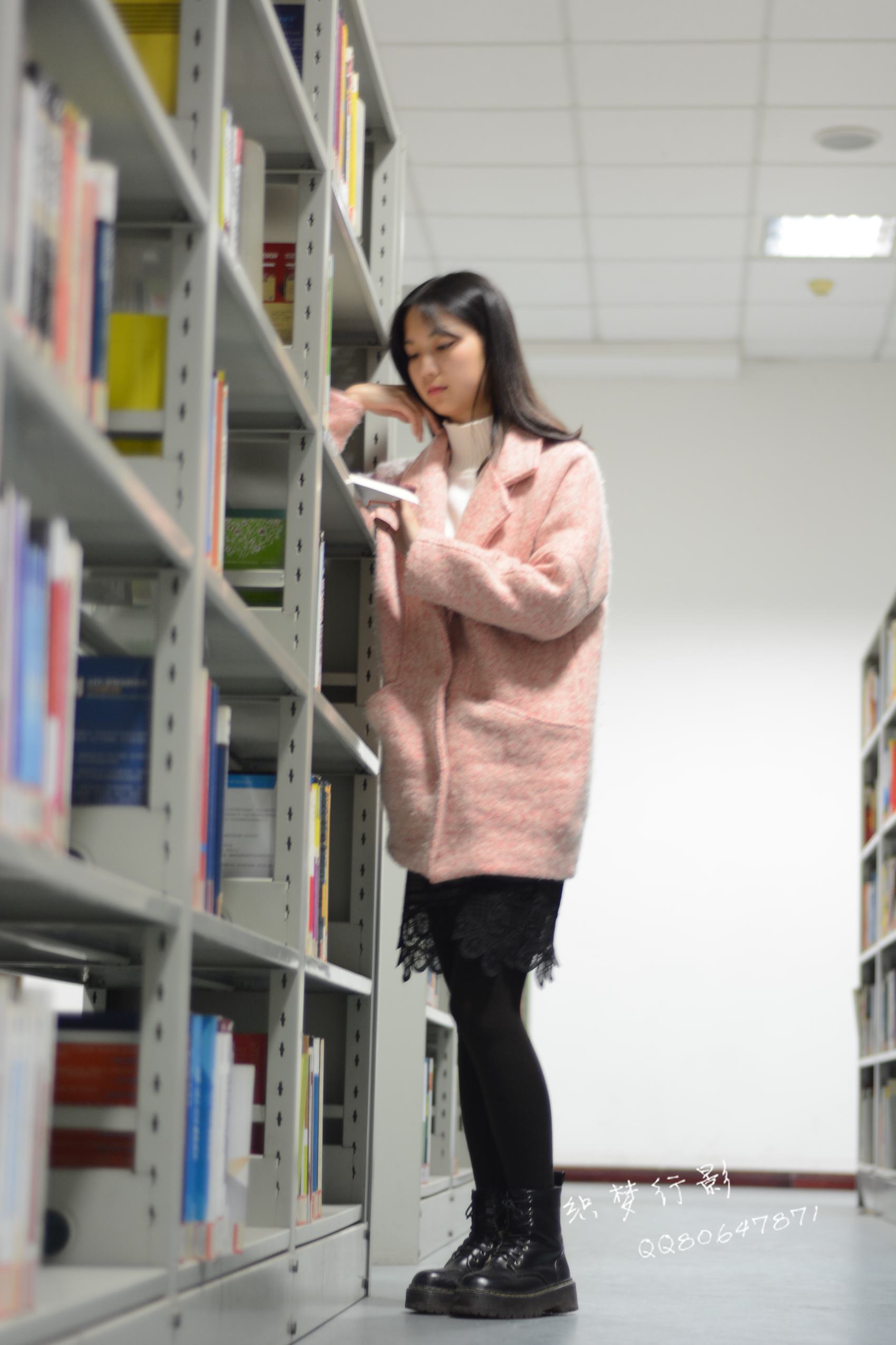 图片[50]-织梦行影@NO.040-第三十九期 校园图书馆小美女打底裤马丁靴白袜美脚（校园）[165P] – 速更版-美库