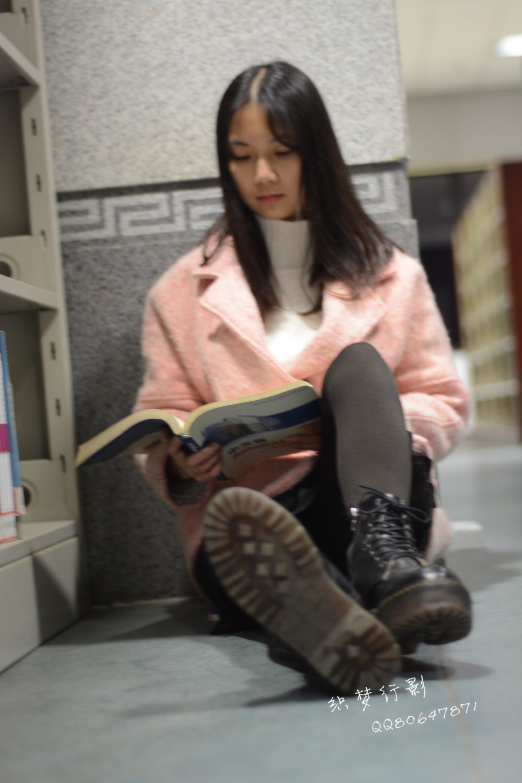 图片[125]-织梦行影@NO.040-第三十九期 校园图书馆小美女打底裤马丁靴白袜美脚（校园）[165P] – 速更版-美库