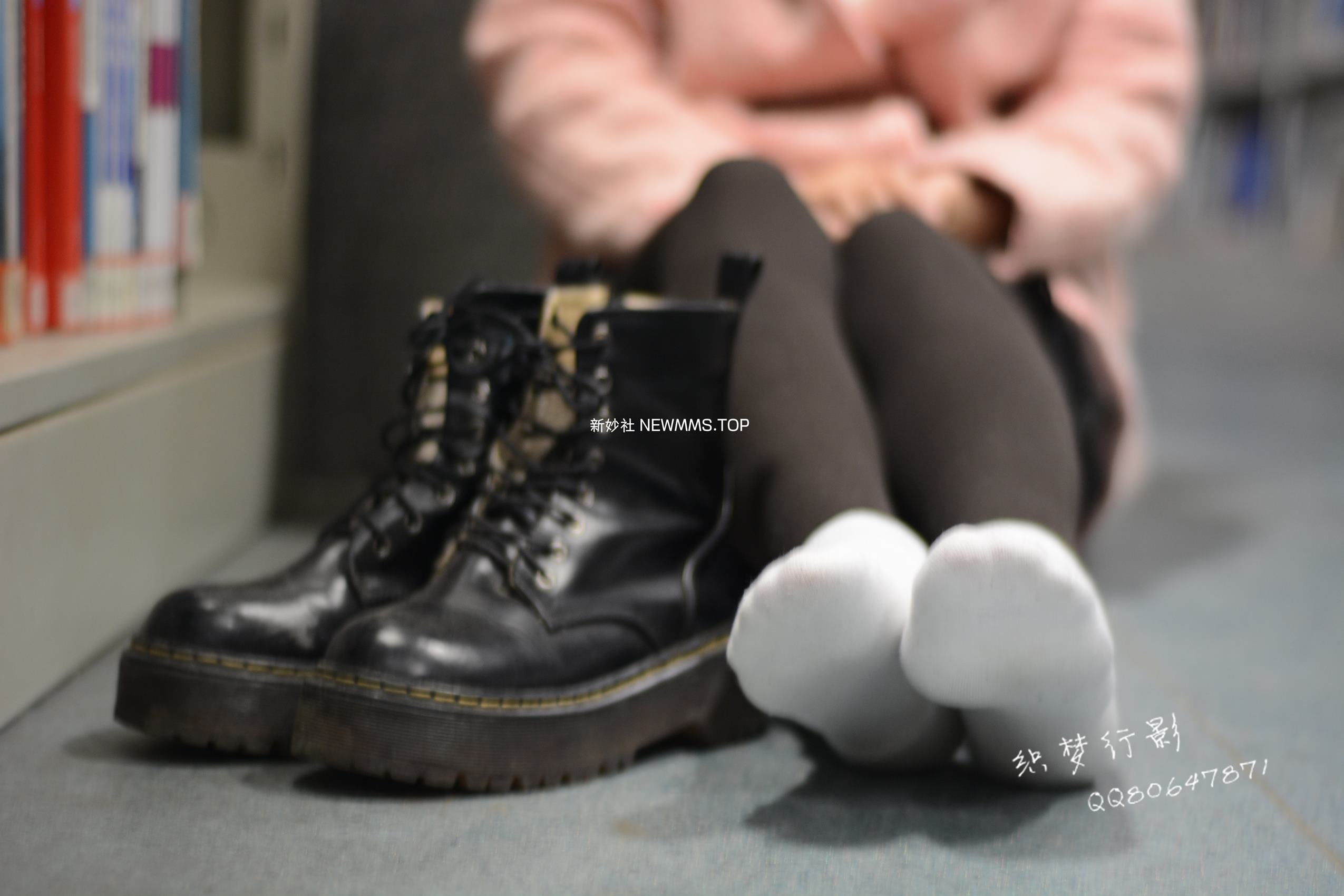 图片[132]-织梦行影@NO.040-第三十九期 校园图书馆小美女打底裤马丁靴白袜美脚（校园）[165P] – 速更版-美库