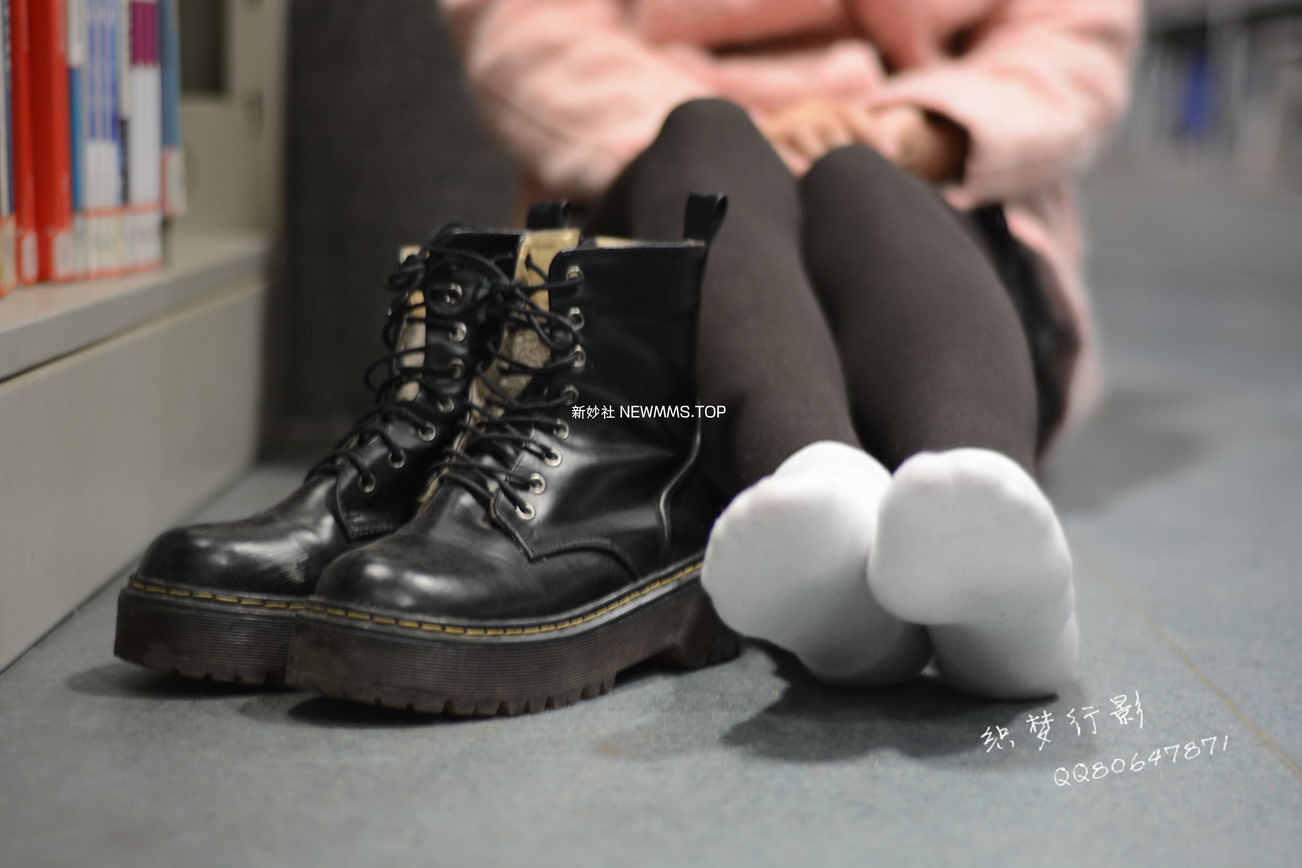 图片[133]-织梦行影@NO.040-第三十九期 校园图书馆小美女打底裤马丁靴白袜美脚（校园）[165P] – 速更版-美库