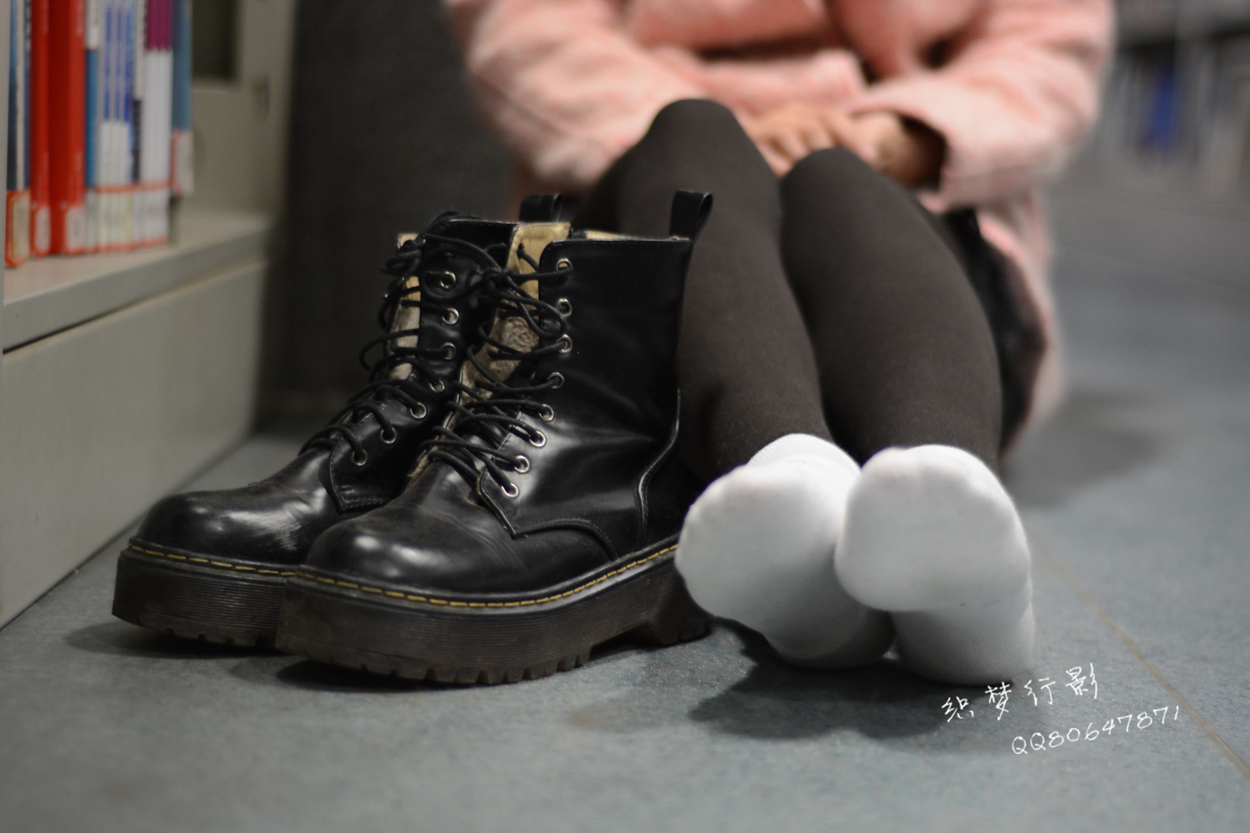 图片[134]-织梦行影@NO.040-第三十九期 校园图书馆小美女打底裤马丁靴白袜美脚（校园）[165P] – 速更版-美库