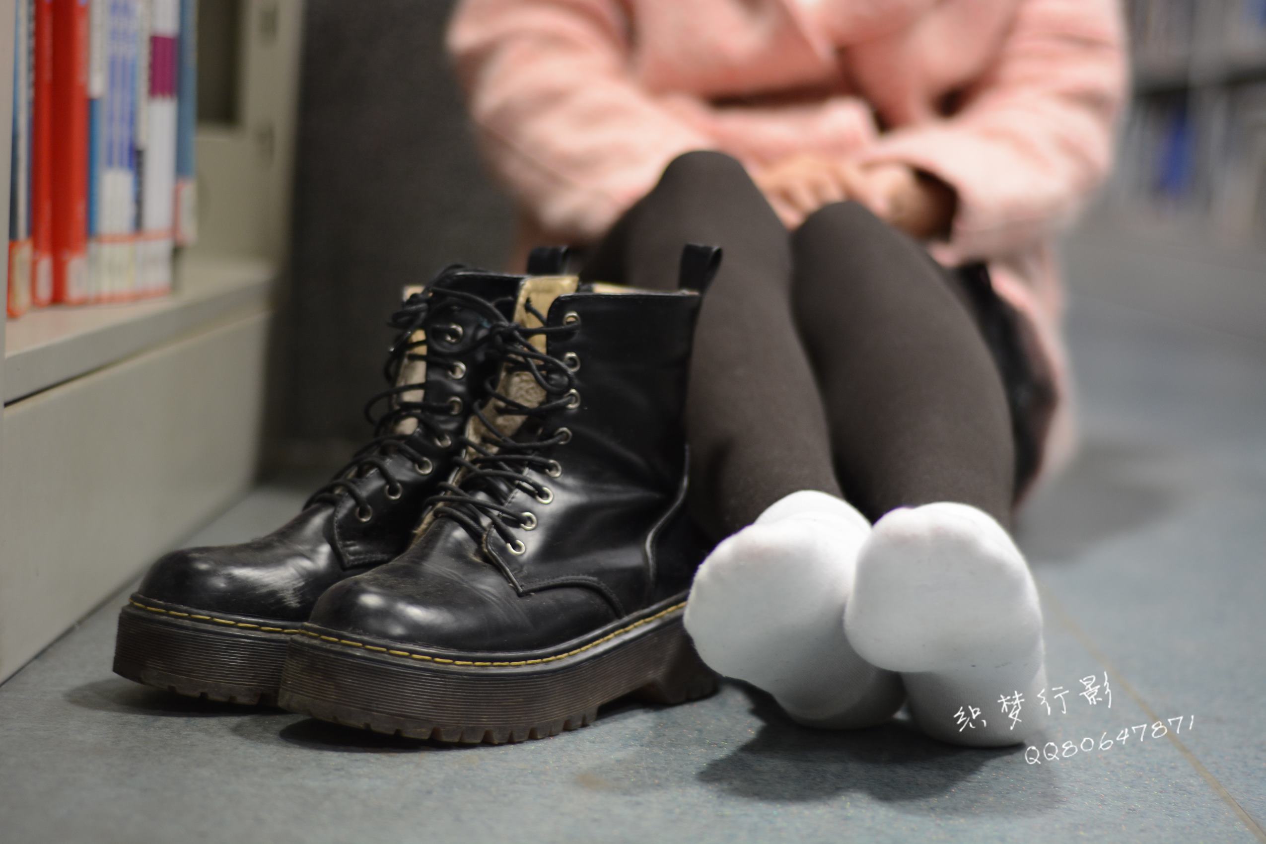 图片[135]-织梦行影@NO.040-第三十九期 校园图书馆小美女打底裤马丁靴白袜美脚（校园）[165P] – 速更版-美库