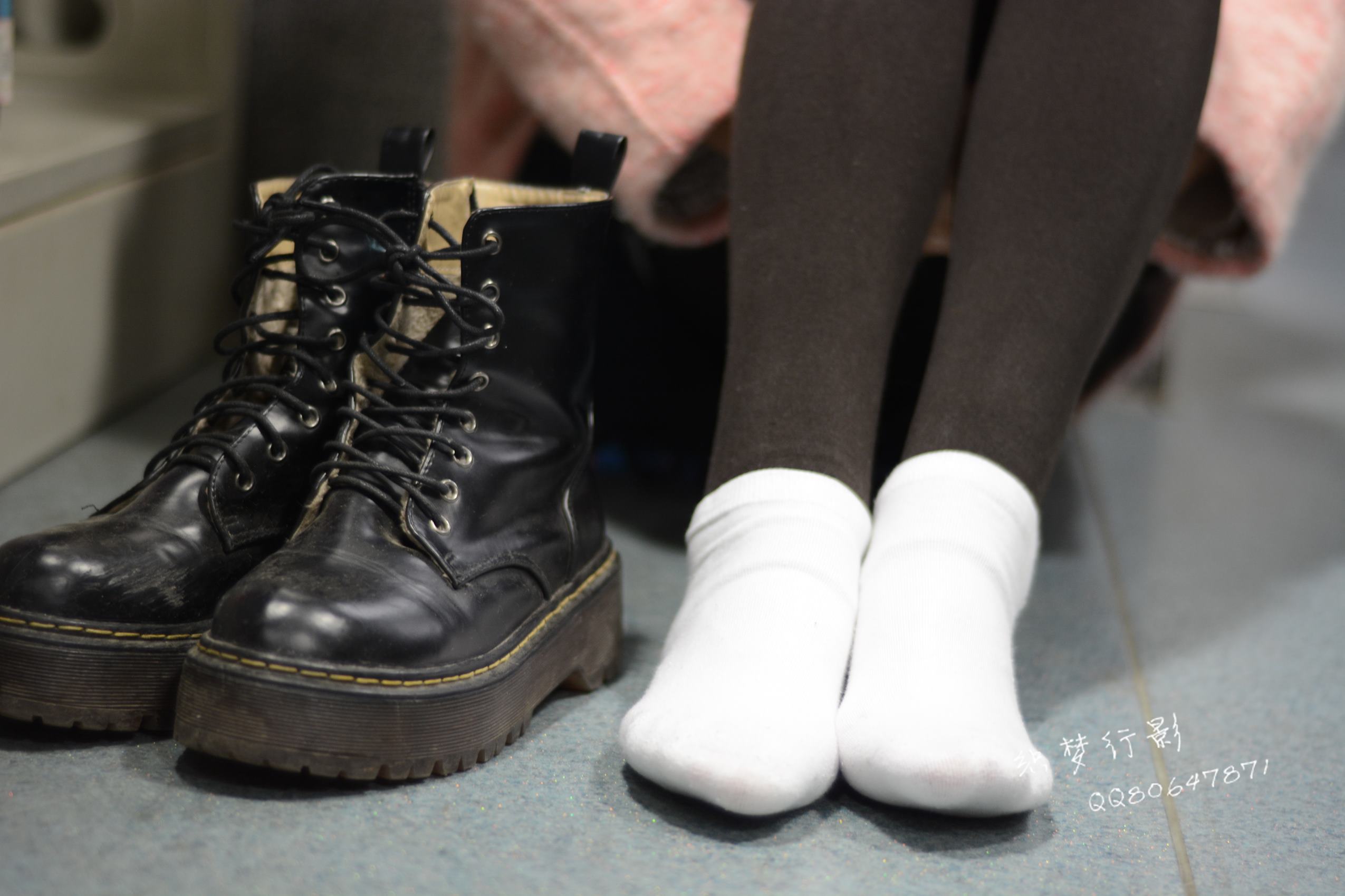 图片[141]-织梦行影@NO.040-第三十九期 校园图书馆小美女打底裤马丁靴白袜美脚（校园）[165P] – 速更版-美库