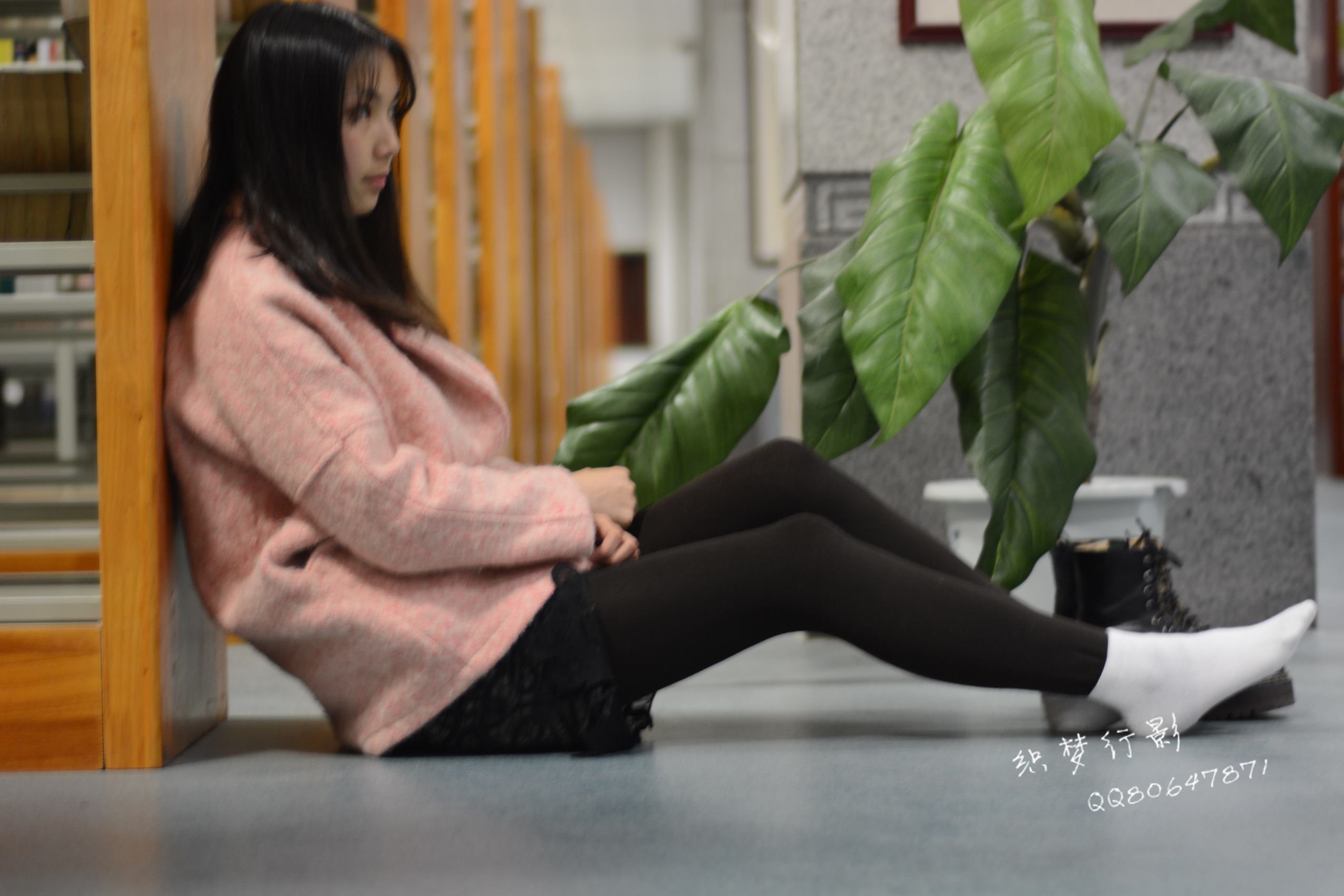 图片[151]-织梦行影@NO.040-第三十九期 校园图书馆小美女打底裤马丁靴白袜美脚（校园）[165P] – 速更版-美库