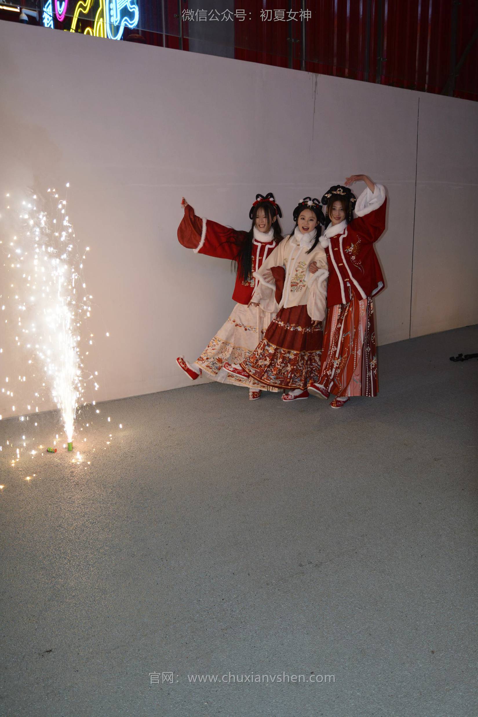 图片[17]-初夏女神 NO.149 双双&秀秀&情情 新年快乐[110P] – 速更版-美库