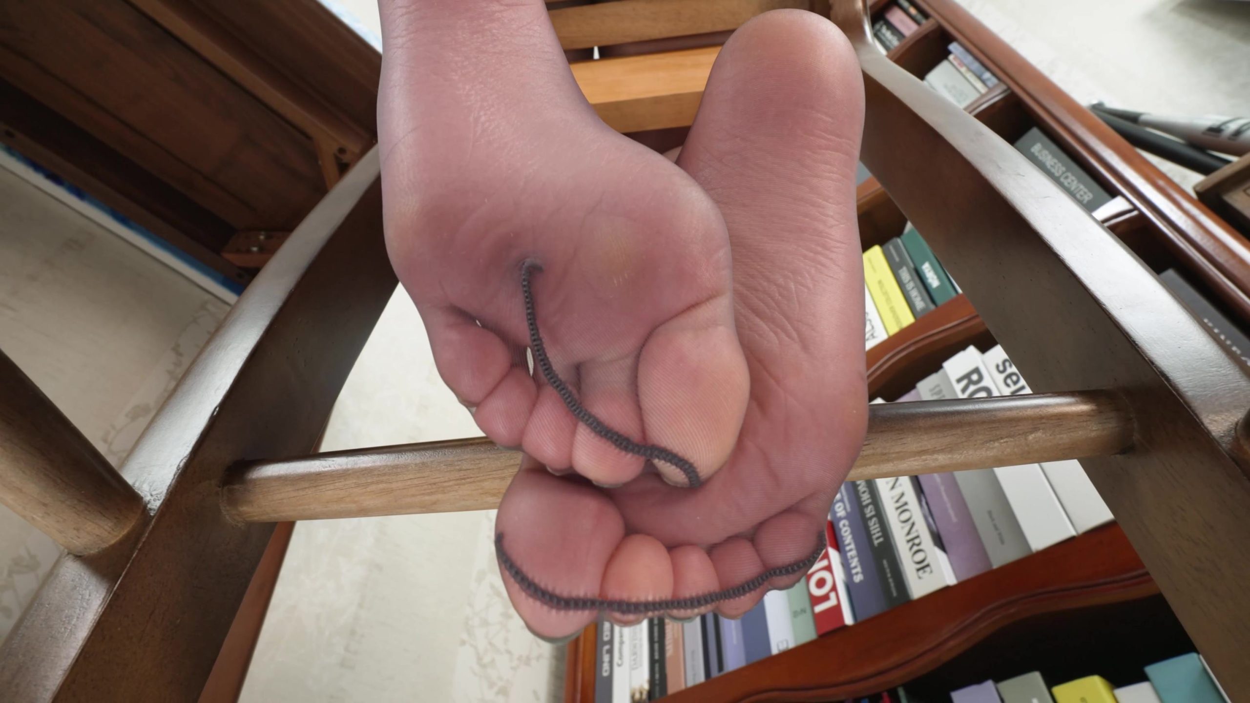 图片[13]-Liyuner-展示她的黑丝小脚 [20P] – 速更版-美库