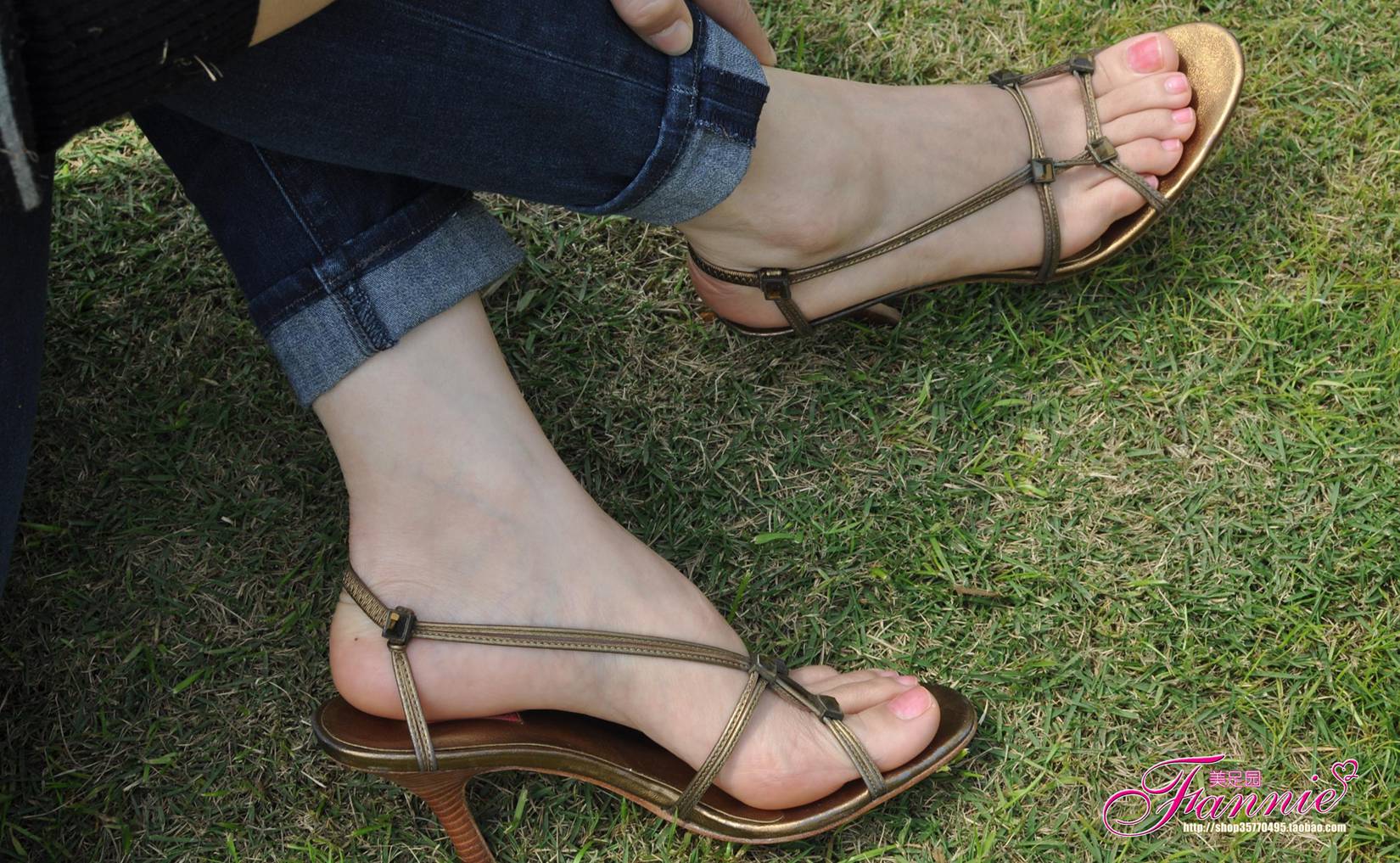 图片[23]-Fannie芬妮每足园 No.552 野草闲花蓬春生 裸足高跟3[76P] – 速更版-美库