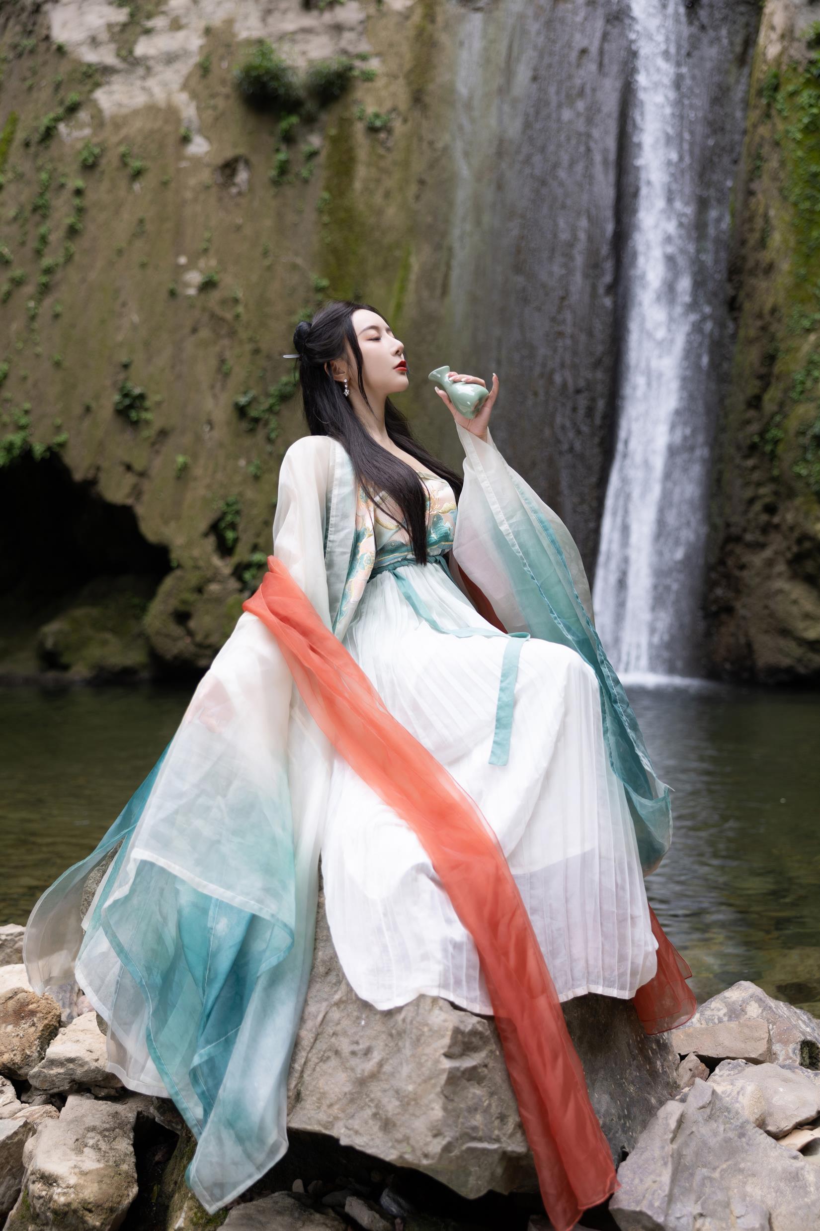 图片[12]-王馨瑶Yanni – 绿色古装-瀑布[48P] – 速更版-美库