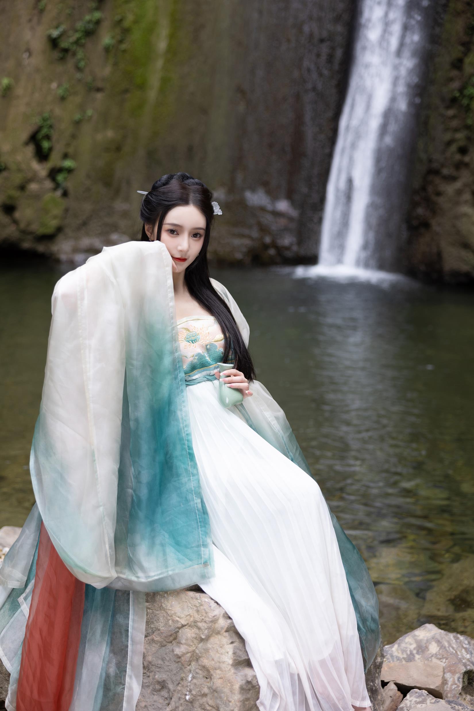 图片[16]-王馨瑶Yanni – 绿色古装-瀑布[48P] – 速更版-美库