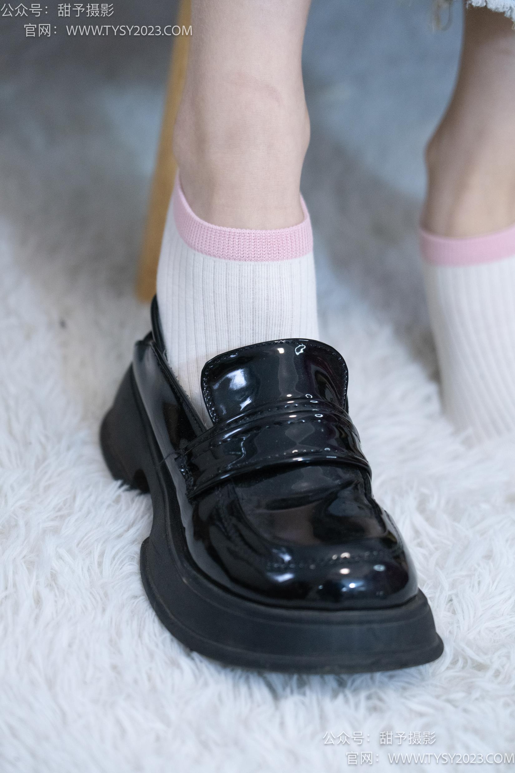 图片[24]-甜予摄影 NO.028 胡桃-皮鞋、白棉袜、裸足[124P] – 速更版-美库