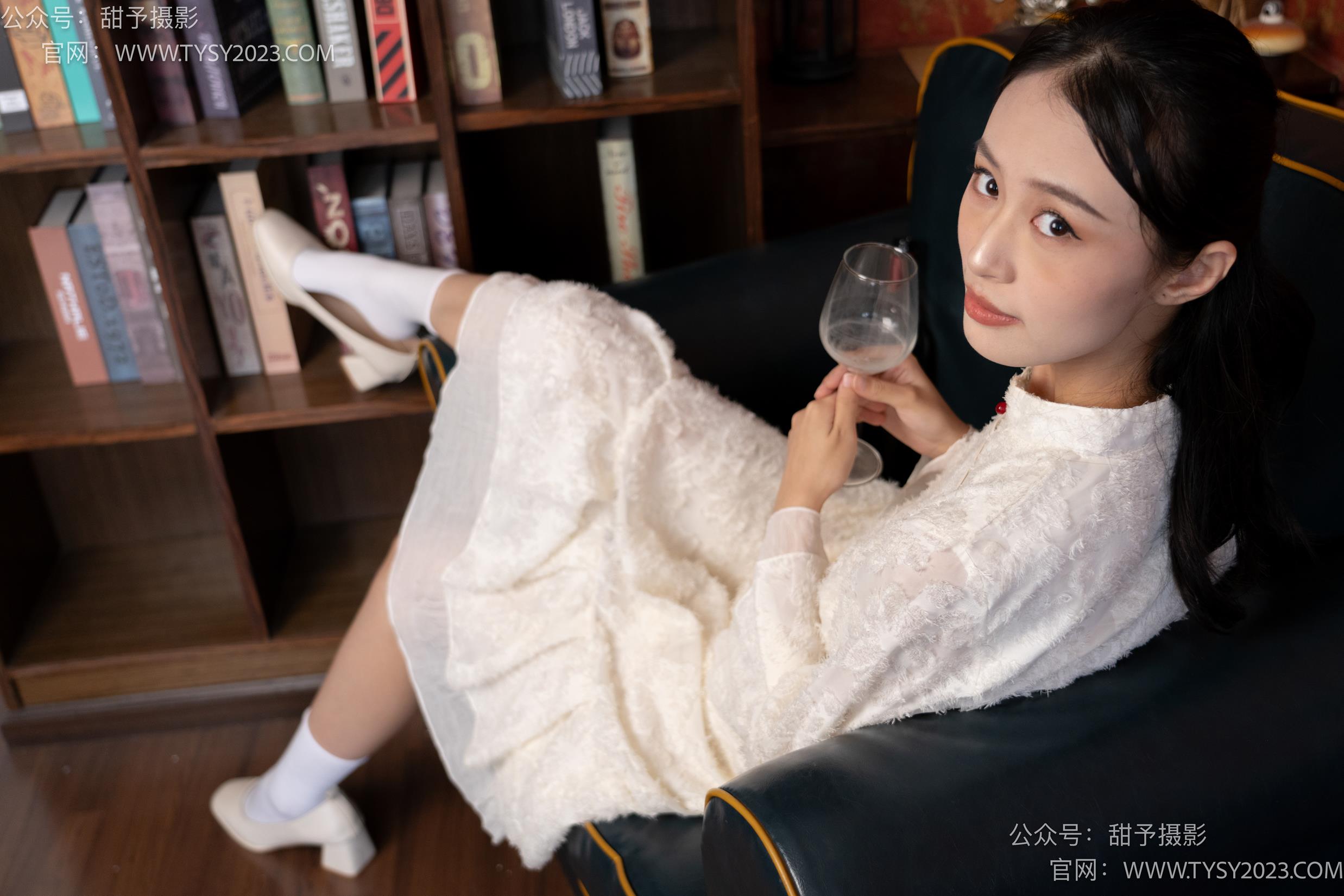 图片[27]-甜予摄影 NO.029 肉肉-高跟鞋、白棉袜、裸足[127P] – 速更版-美库