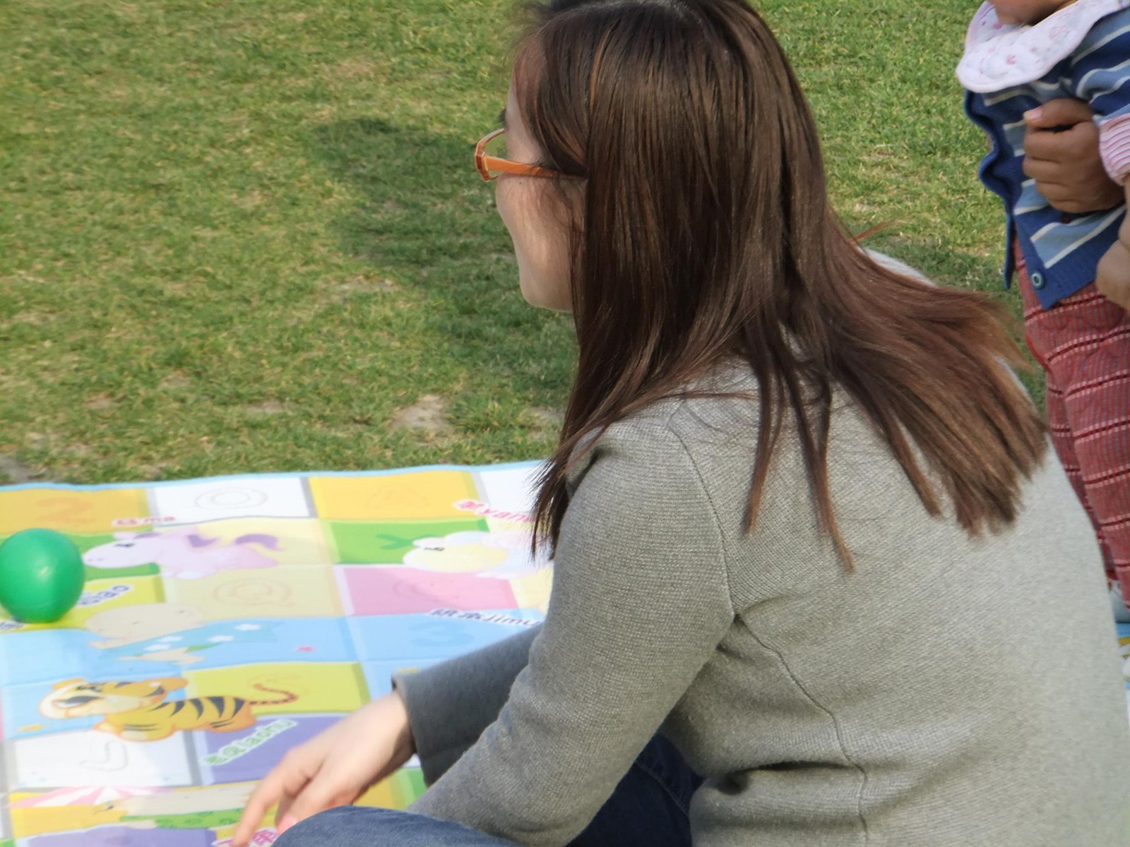 图片[14]-自由摄影 No.264 气质少父草地抓拍 [84P] – 速更版-美库