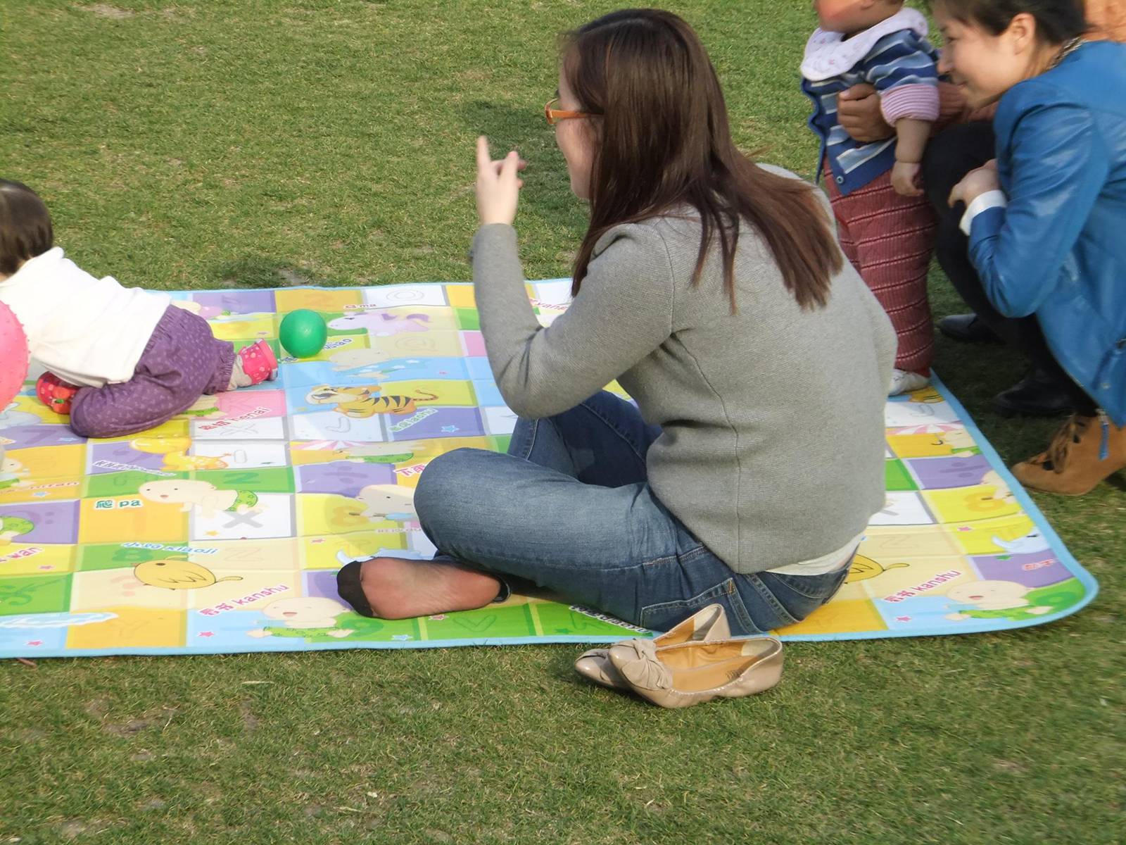 图片[15]-自由摄影 No.264 气质少父草地抓拍 [84P] – 速更版-美库