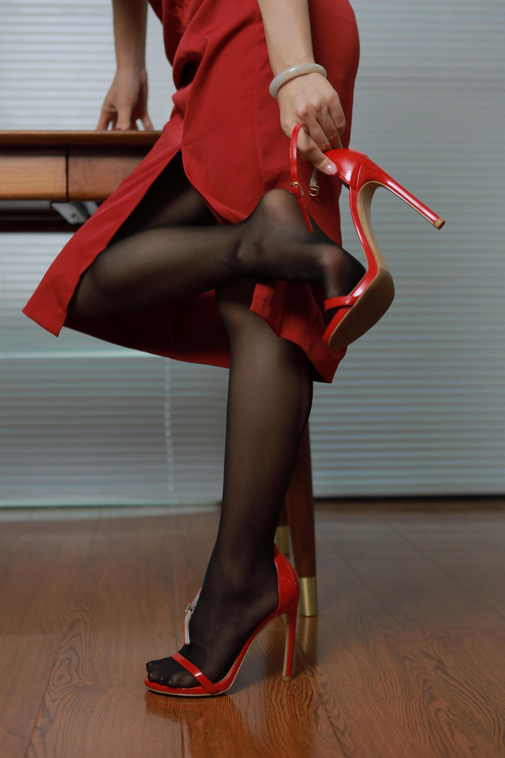 图片[84]-[IESS异思趣向] 2024.06.30 丝享家1781：兔兔《红衣黑丝》[87P] – 速更版-美库