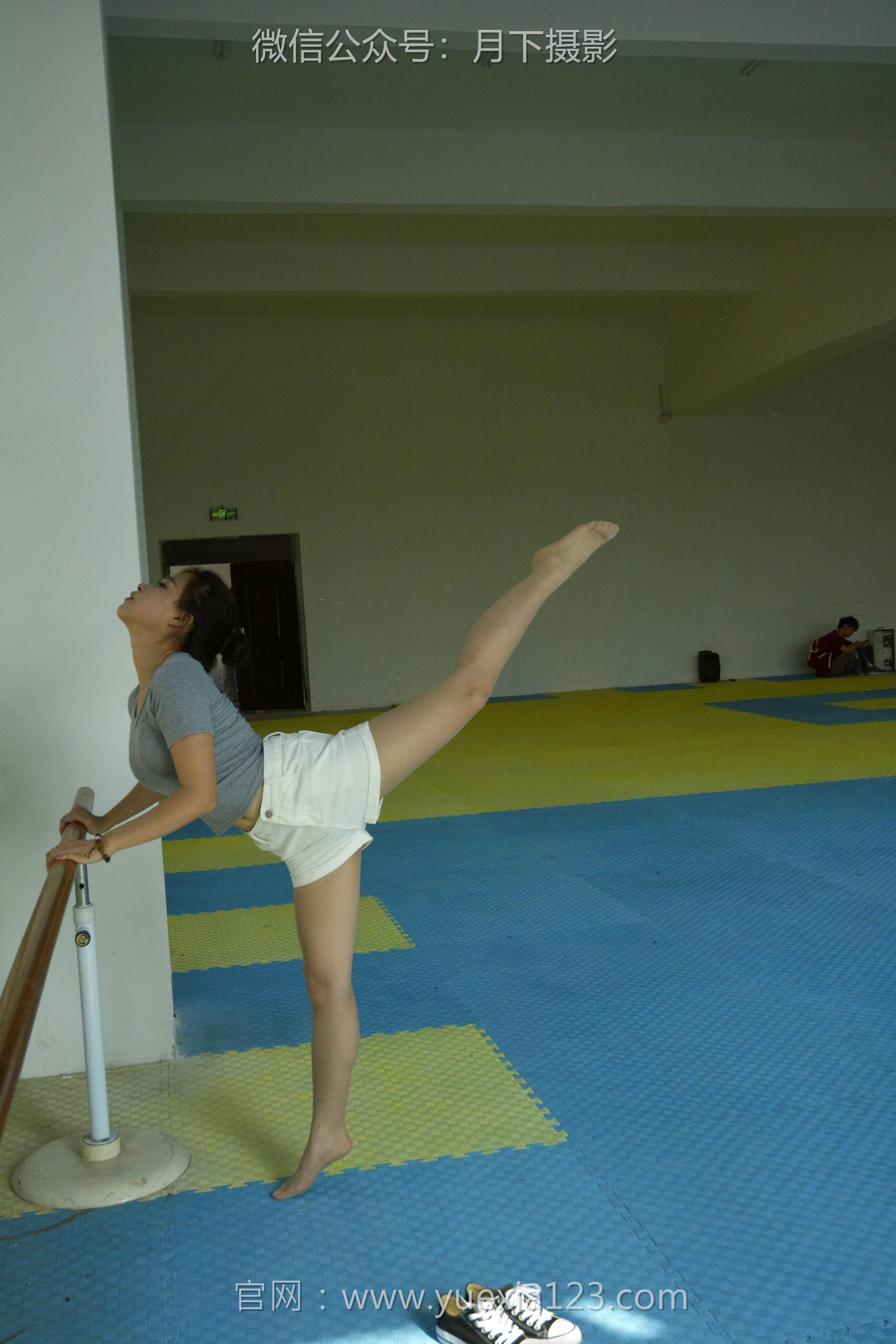 图片[16]-月下摄影 NO.001 茜茜~舞蹈热身作为拉拉队长，每天必修课就是加强舞蹈训练！[111P] – 速更版-美库