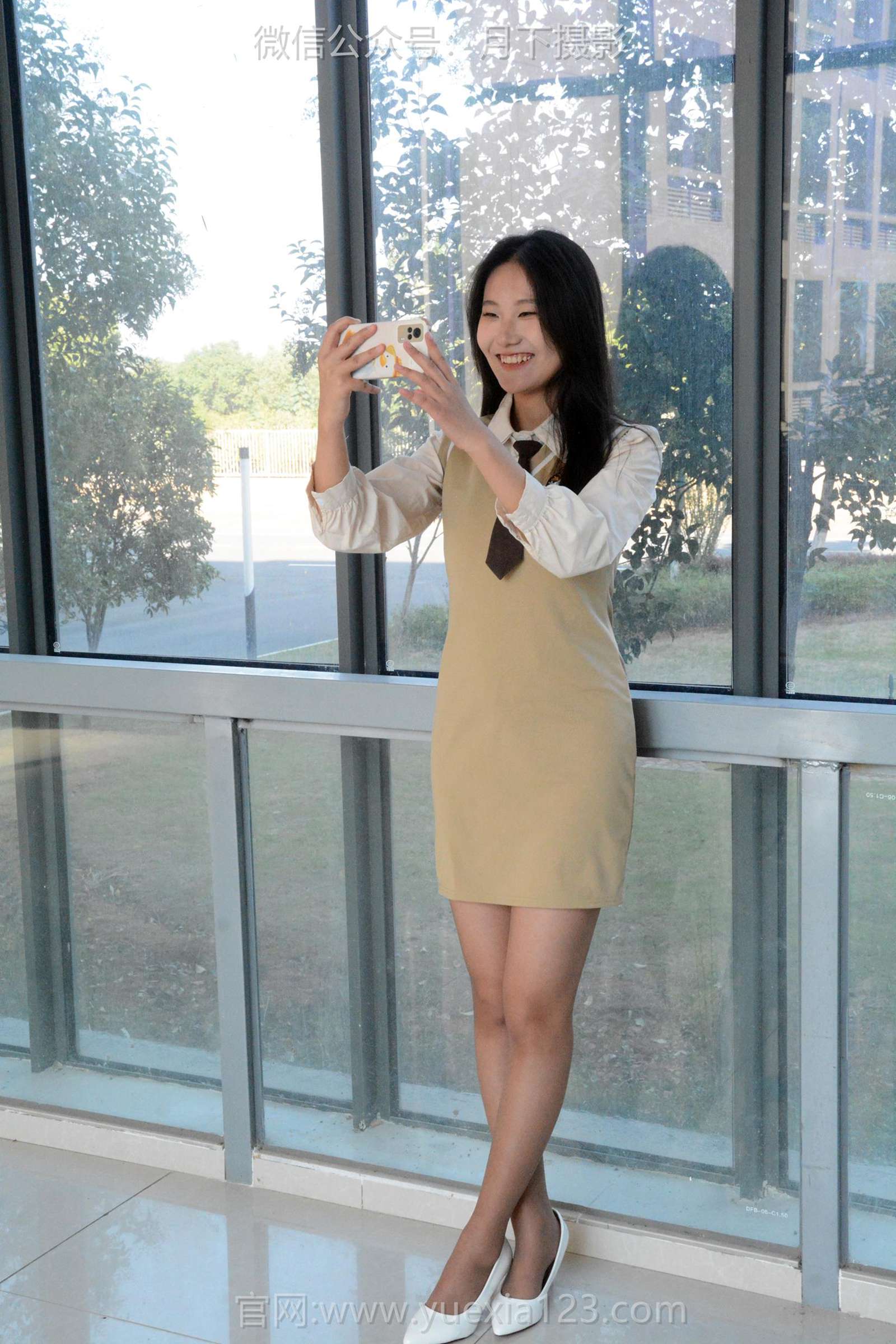 图片[24]-月下摄影 NO.003 茜茜~恰恰~浅咖连衣裙 超级喜欢这套服装，就是领带小了一点！[138P] – 速更版-美库