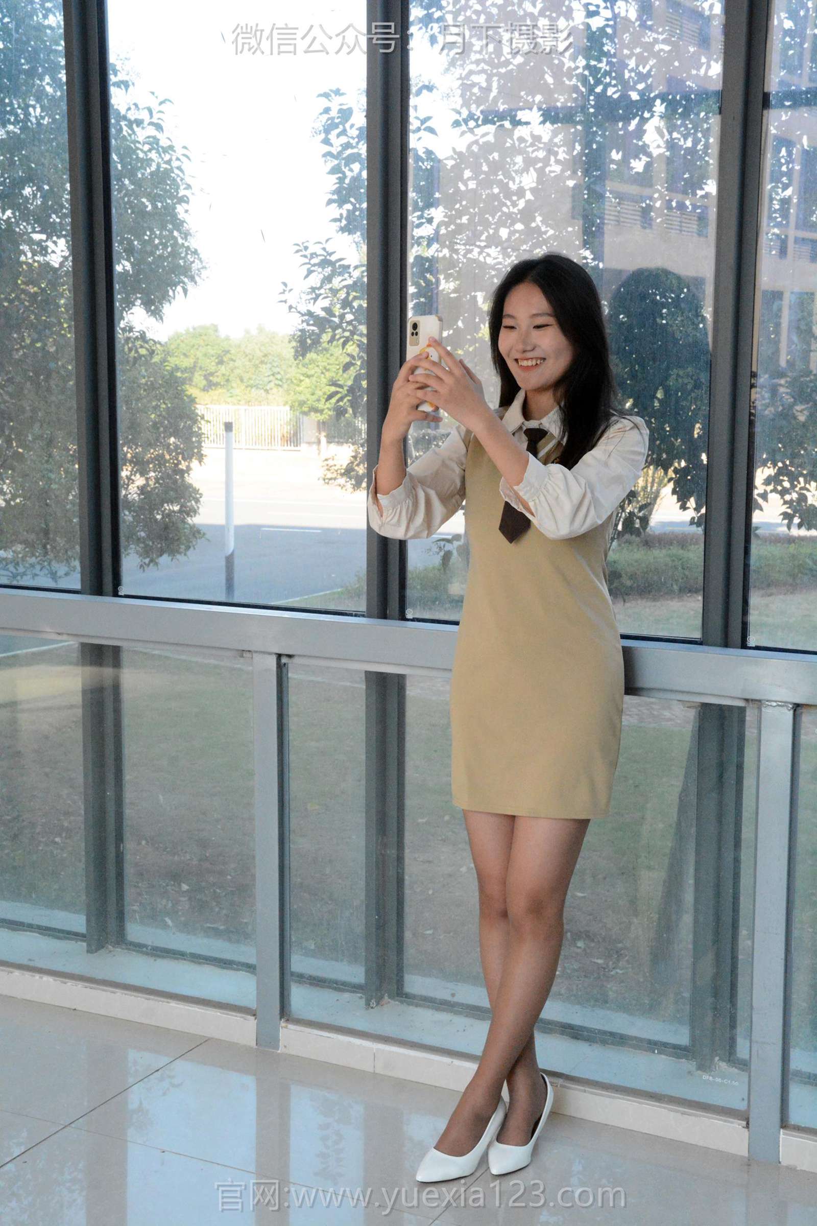 图片[25]-月下摄影 NO.003 茜茜~恰恰~浅咖连衣裙 超级喜欢这套服装，就是领带小了一点！[138P] – 速更版-美库