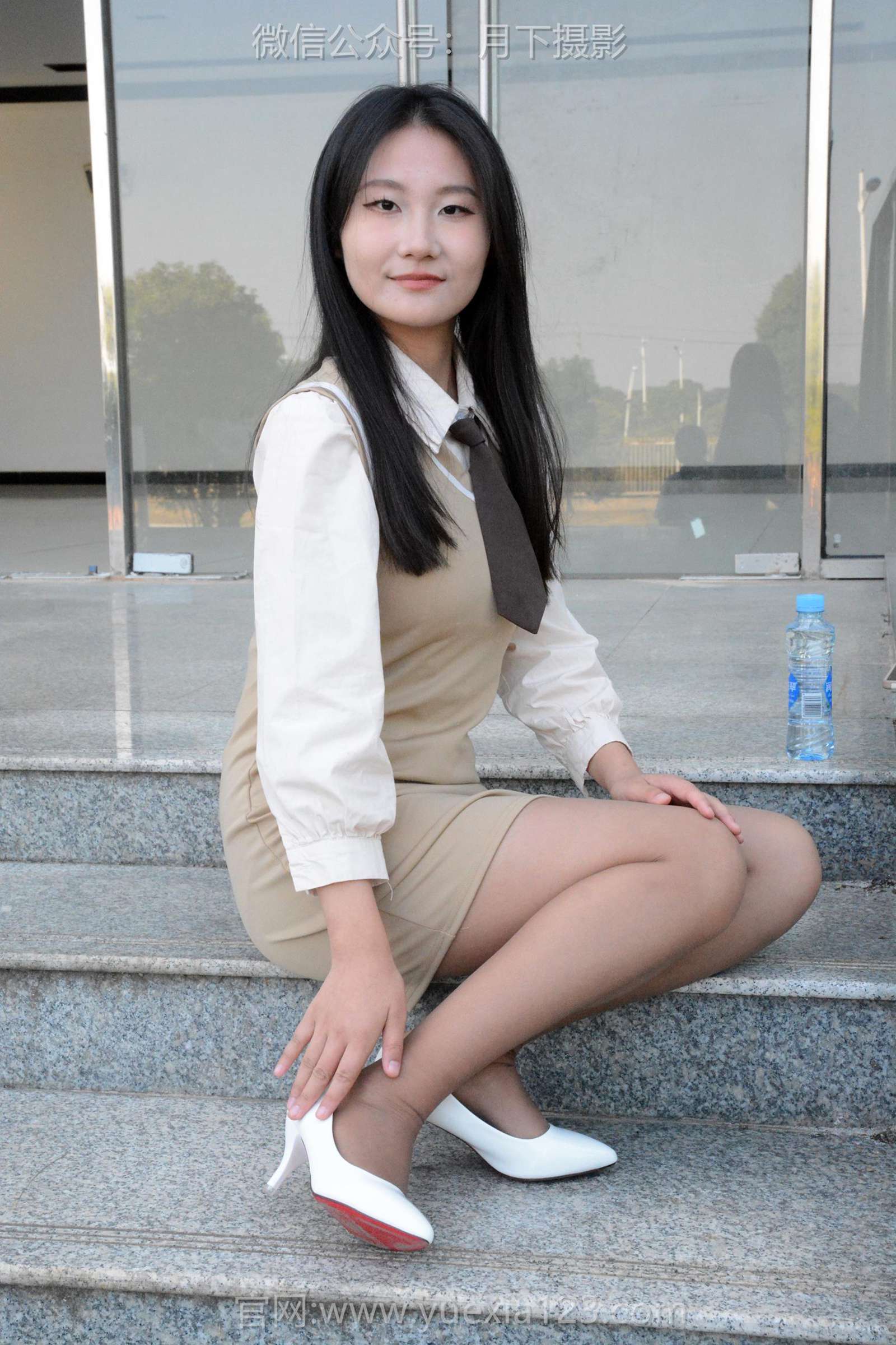 图片[99]-月下摄影 NO.003 茜茜~恰恰~浅咖连衣裙 超级喜欢这套服装，就是领带小了一点！[138P] – 速更版-美库