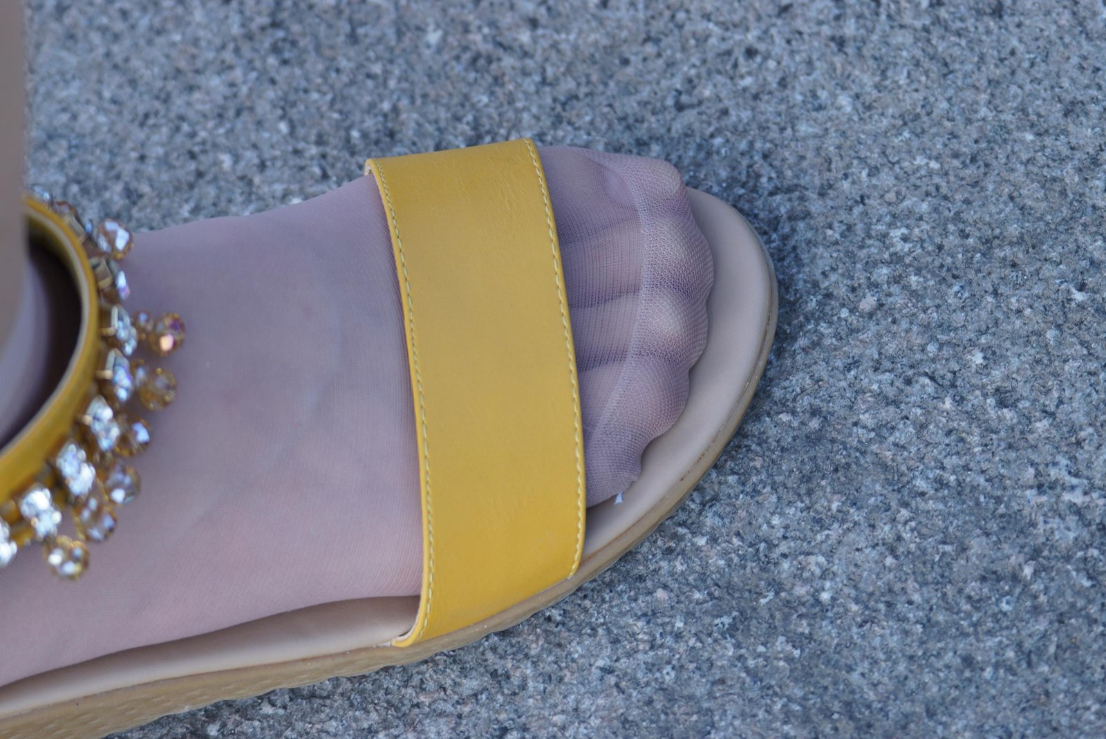 图片[12]-自由摄影 No.273 这样的穿法应该是双玉足 [47P] – 速更版-美库