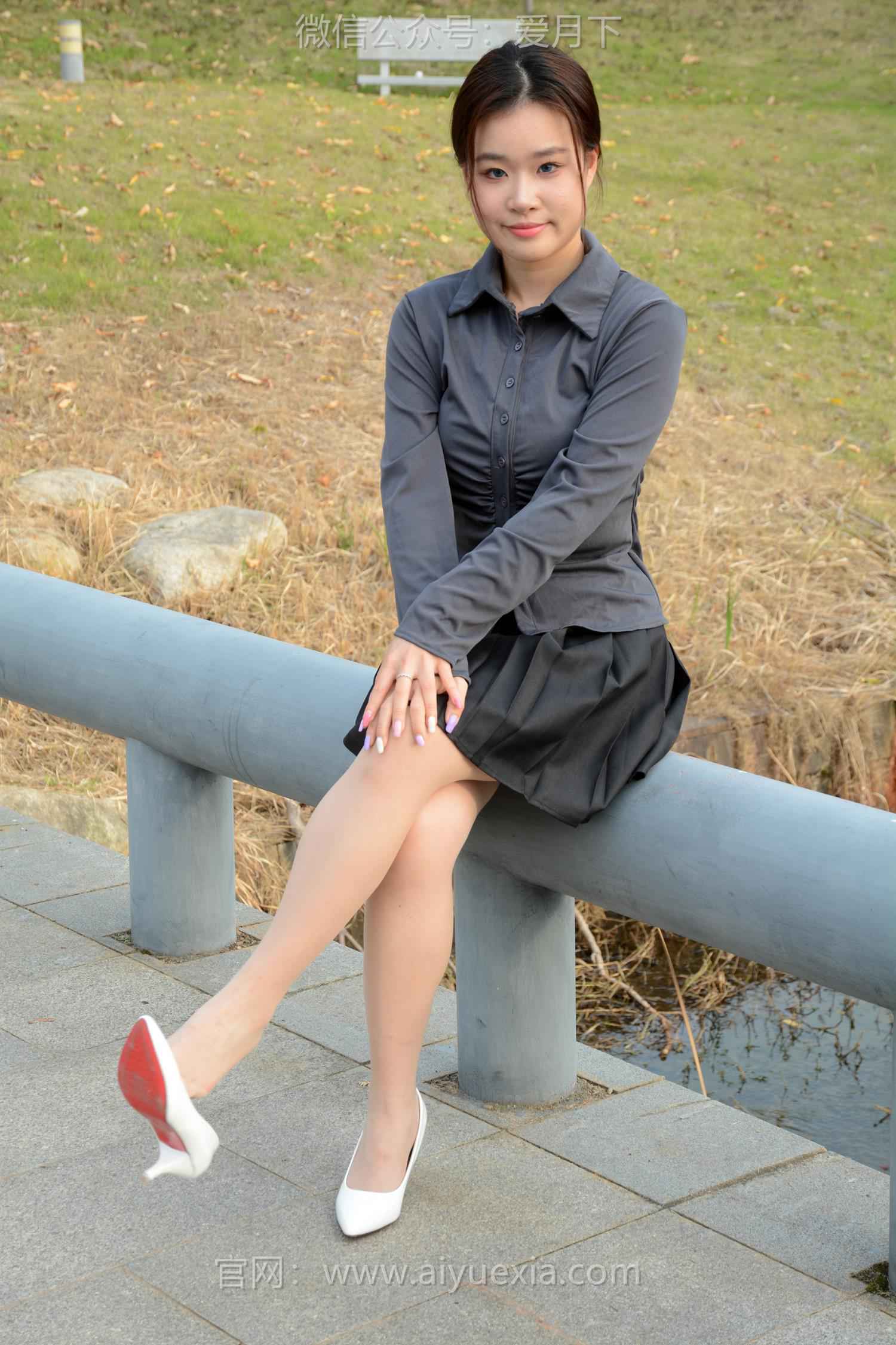 图片[87]-月下摄影 NO.006 茜茜~灰色小JK 这身灰色小JK被我穿出了正装的感觉！[100P] – 速更版-美库