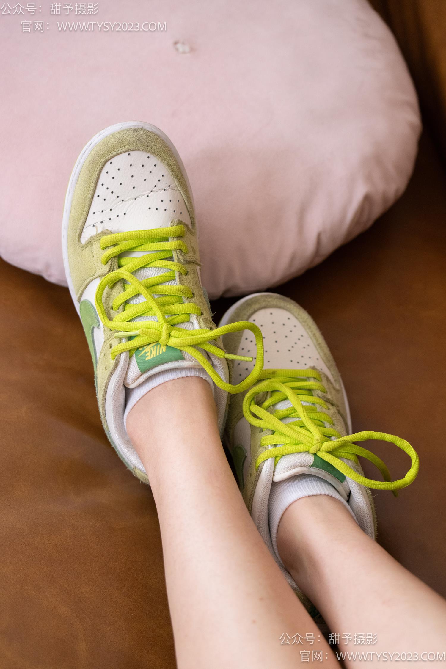 图片[28]-甜予摄影 NO.041 思思-板鞋、白棉袜、裸足[129P] – 速更版-美库