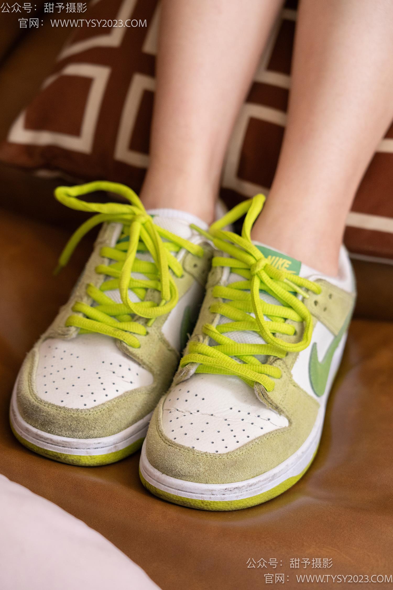 图片[33]-甜予摄影 NO.041 思思-板鞋、白棉袜、裸足[129P] – 速更版-美库