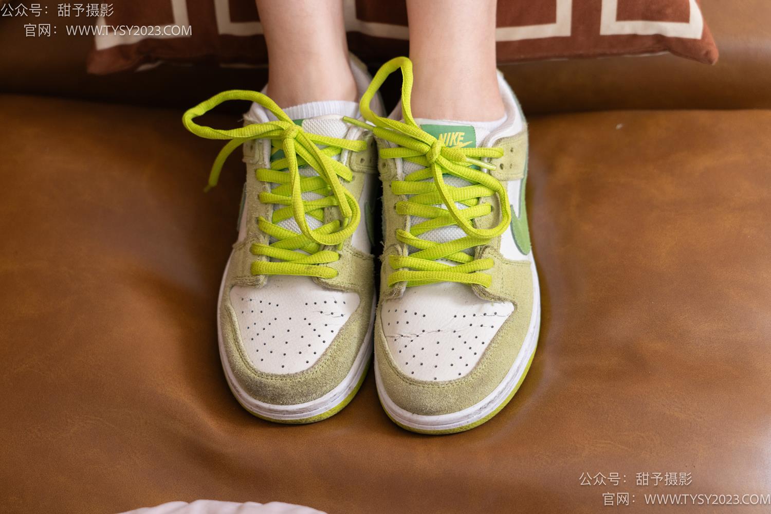 图片[35]-甜予摄影 NO.041 思思-板鞋、白棉袜、裸足[129P] – 速更版-美库