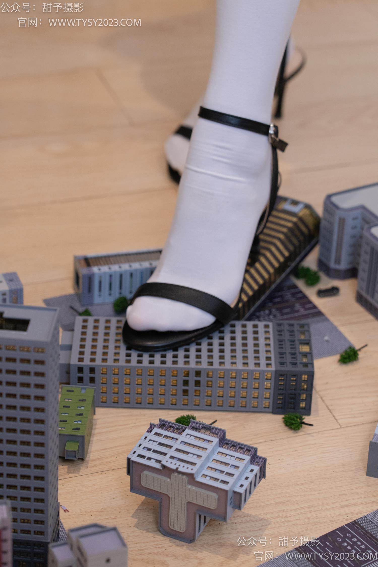 图片[14]-甜予摄影 NO.044 璇璇-修女服、高跟凉鞋、过膝白丝、小人国剧情[148P] – 速更版-美库