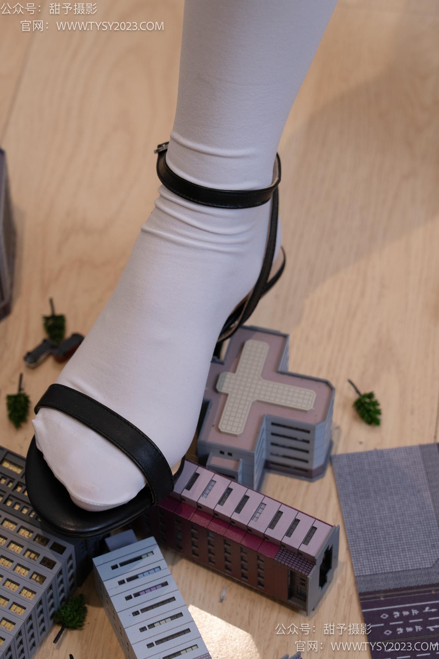 图片[17]-甜予摄影 NO.044 璇璇-修女服、高跟凉鞋、过膝白丝、小人国剧情[148P] – 速更版-美库