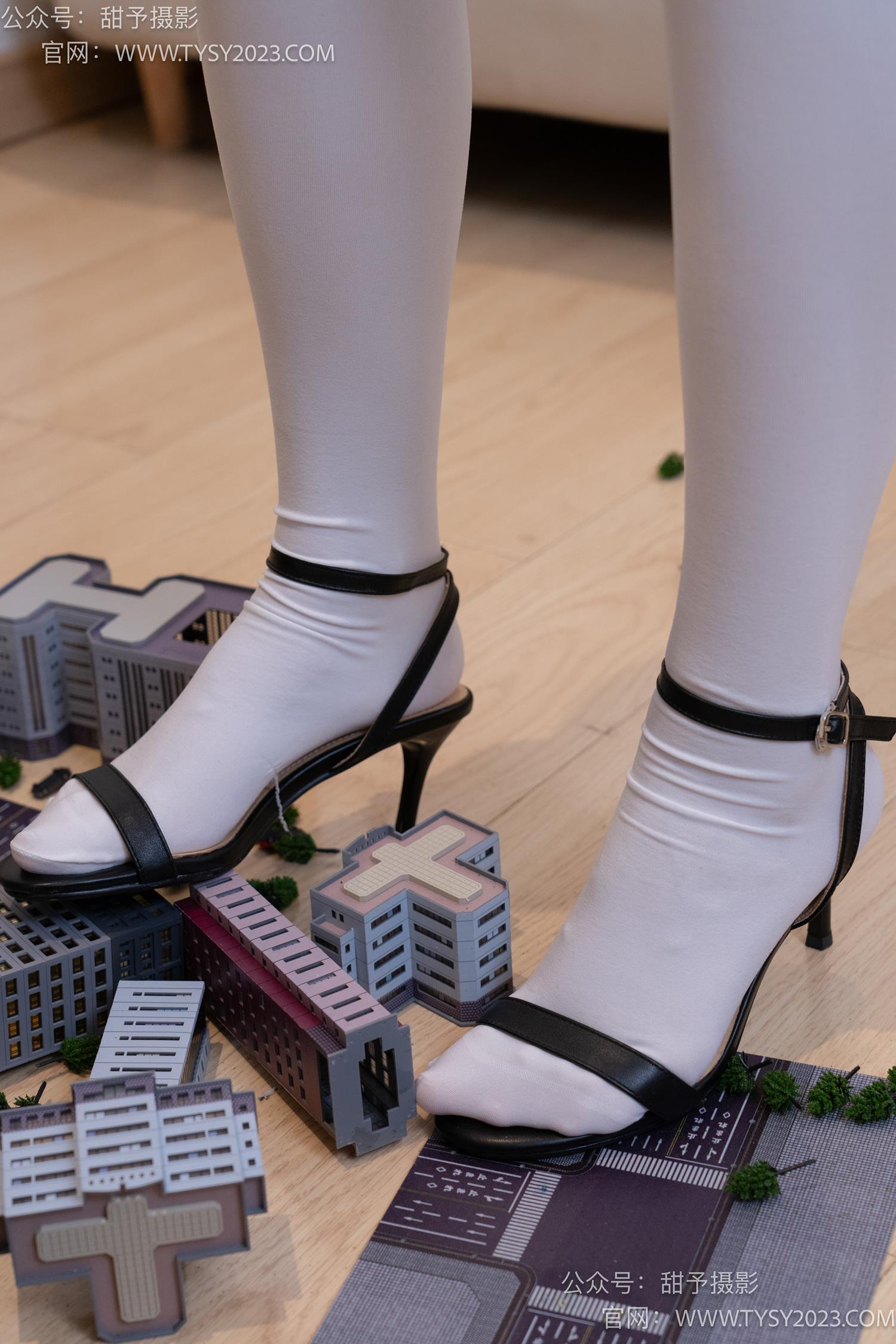 图片[18]-甜予摄影 NO.044 璇璇-修女服、高跟凉鞋、过膝白丝、小人国剧情[148P] – 速更版-美库