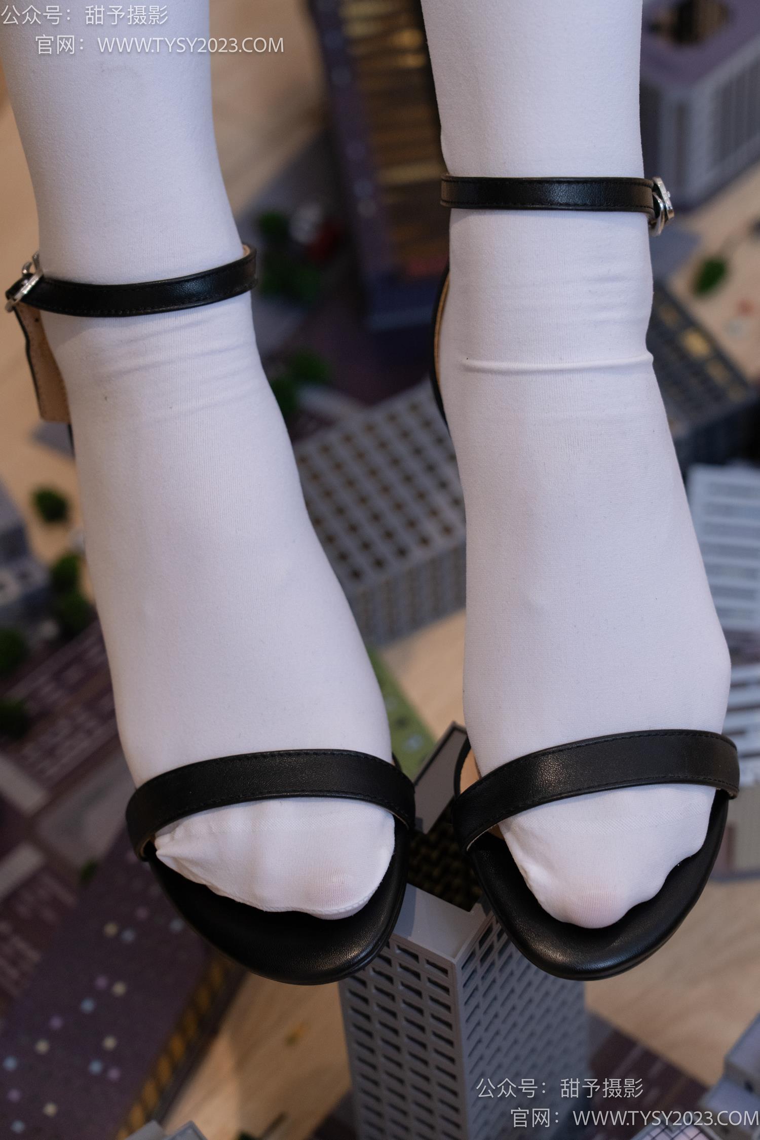 图片[20]-甜予摄影 NO.044 璇璇-修女服、高跟凉鞋、过膝白丝、小人国剧情[148P] – 速更版-美库