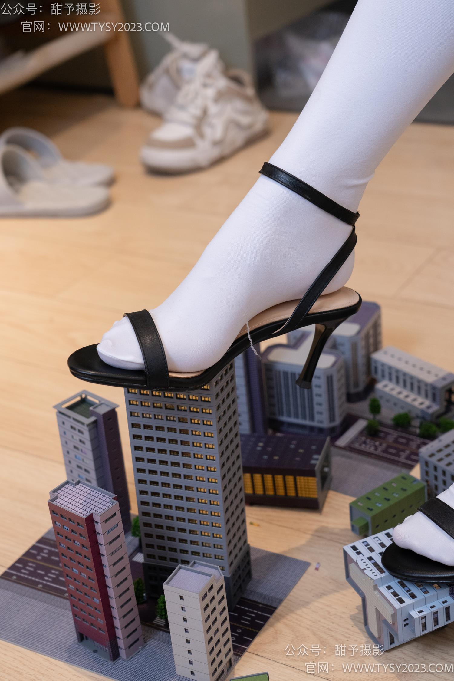 图片[21]-甜予摄影 NO.044 璇璇-修女服、高跟凉鞋、过膝白丝、小人国剧情[148P] – 速更版-美库