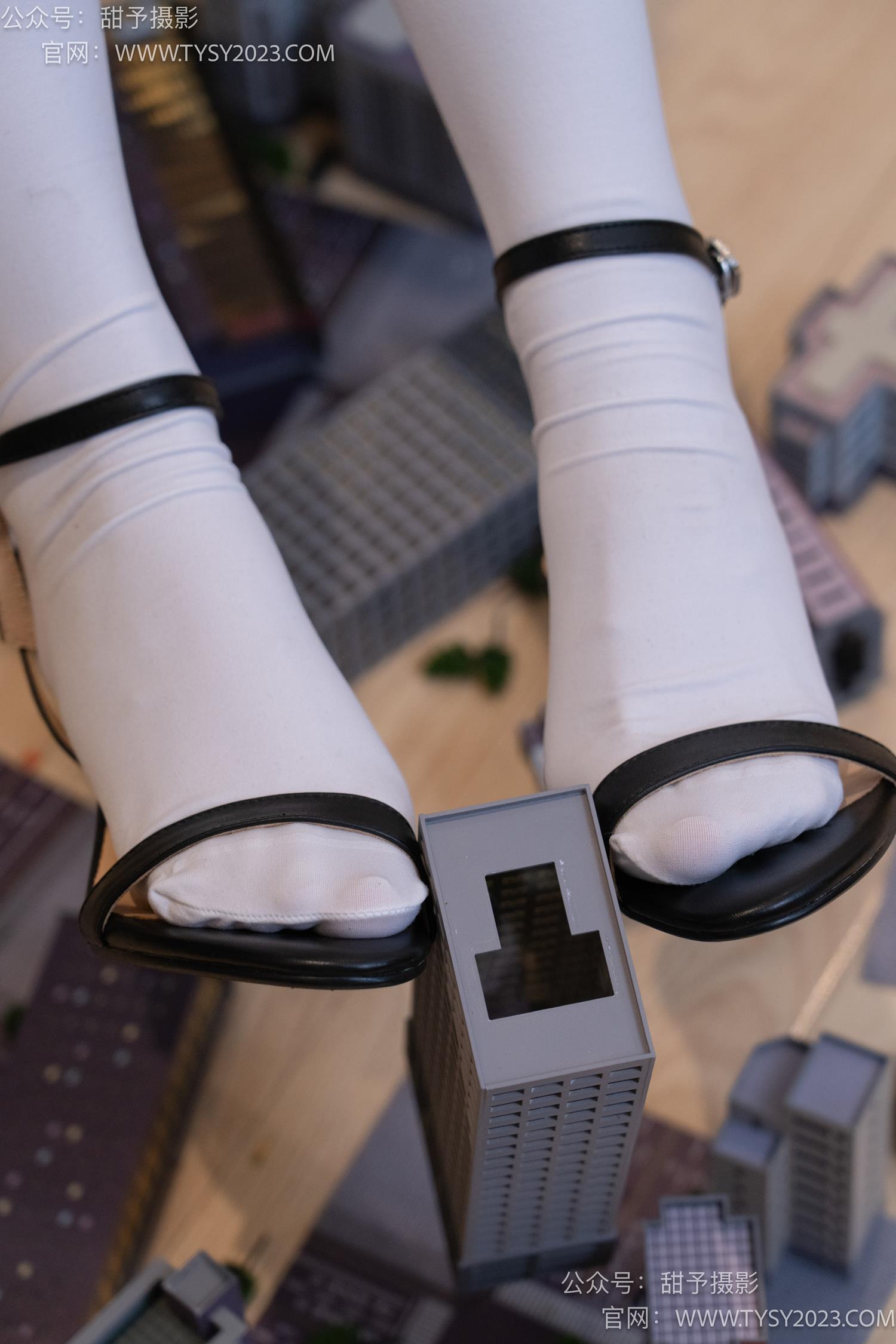 图片[24]-甜予摄影 NO.044 璇璇-修女服、高跟凉鞋、过膝白丝、小人国剧情[148P] – 速更版-美库