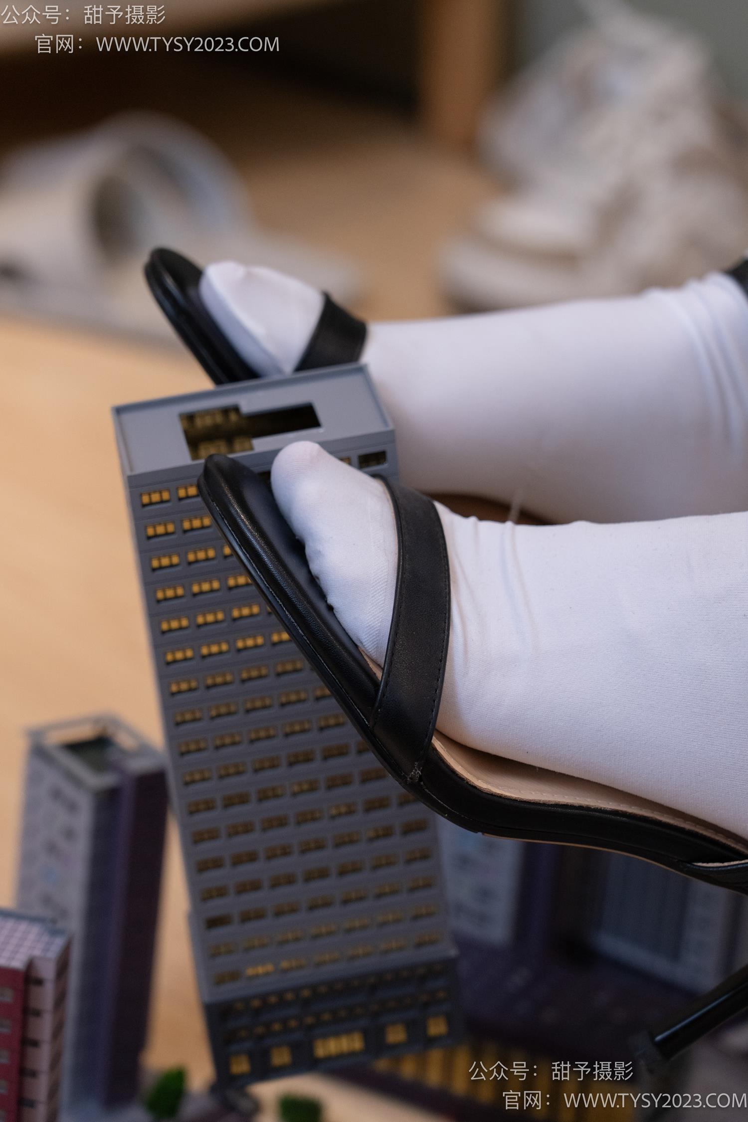 图片[25]-甜予摄影 NO.044 璇璇-修女服、高跟凉鞋、过膝白丝、小人国剧情[148P] – 速更版-美库