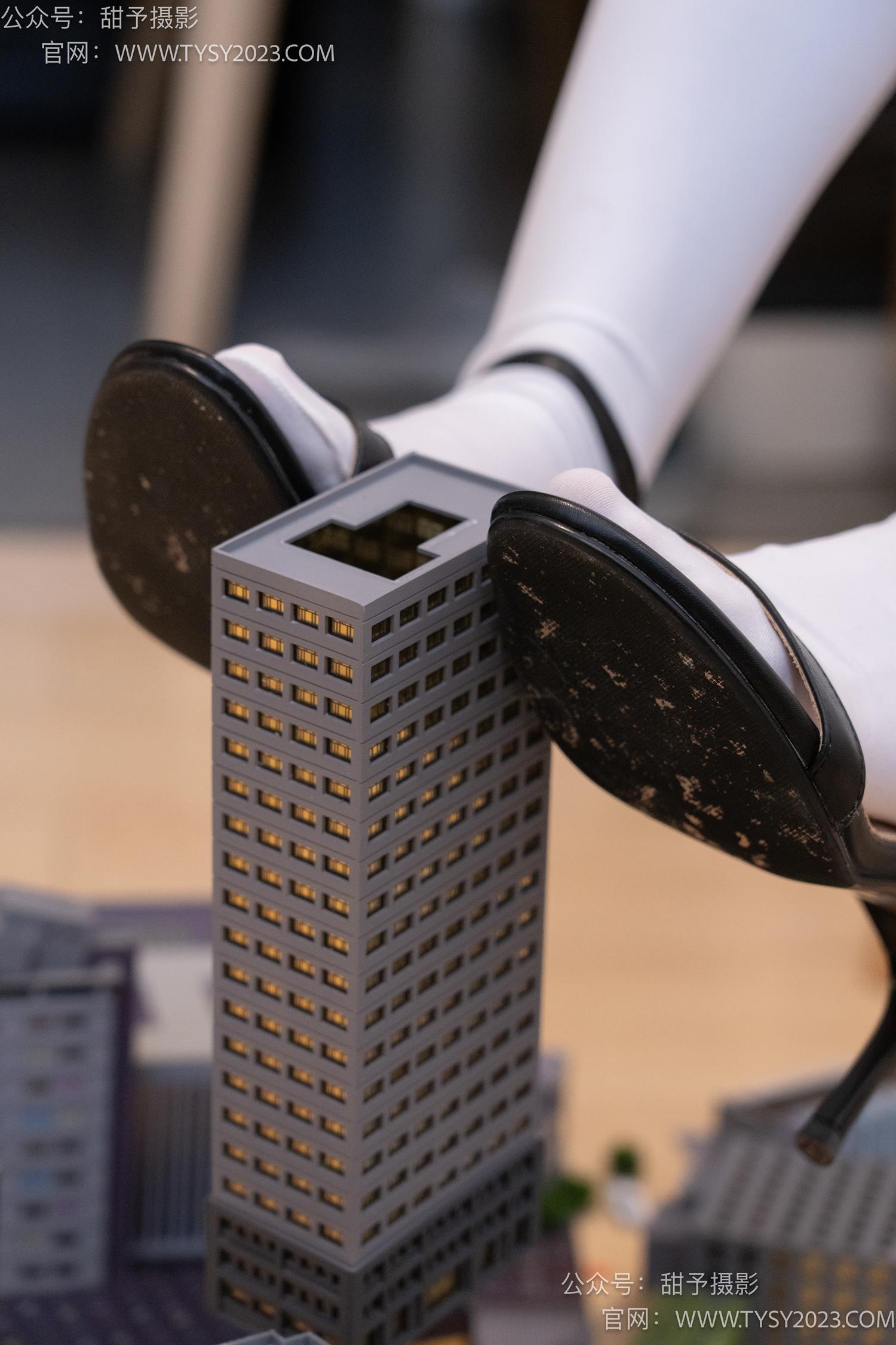 图片[26]-甜予摄影 NO.044 璇璇-修女服、高跟凉鞋、过膝白丝、小人国剧情[148P] – 速更版-美库