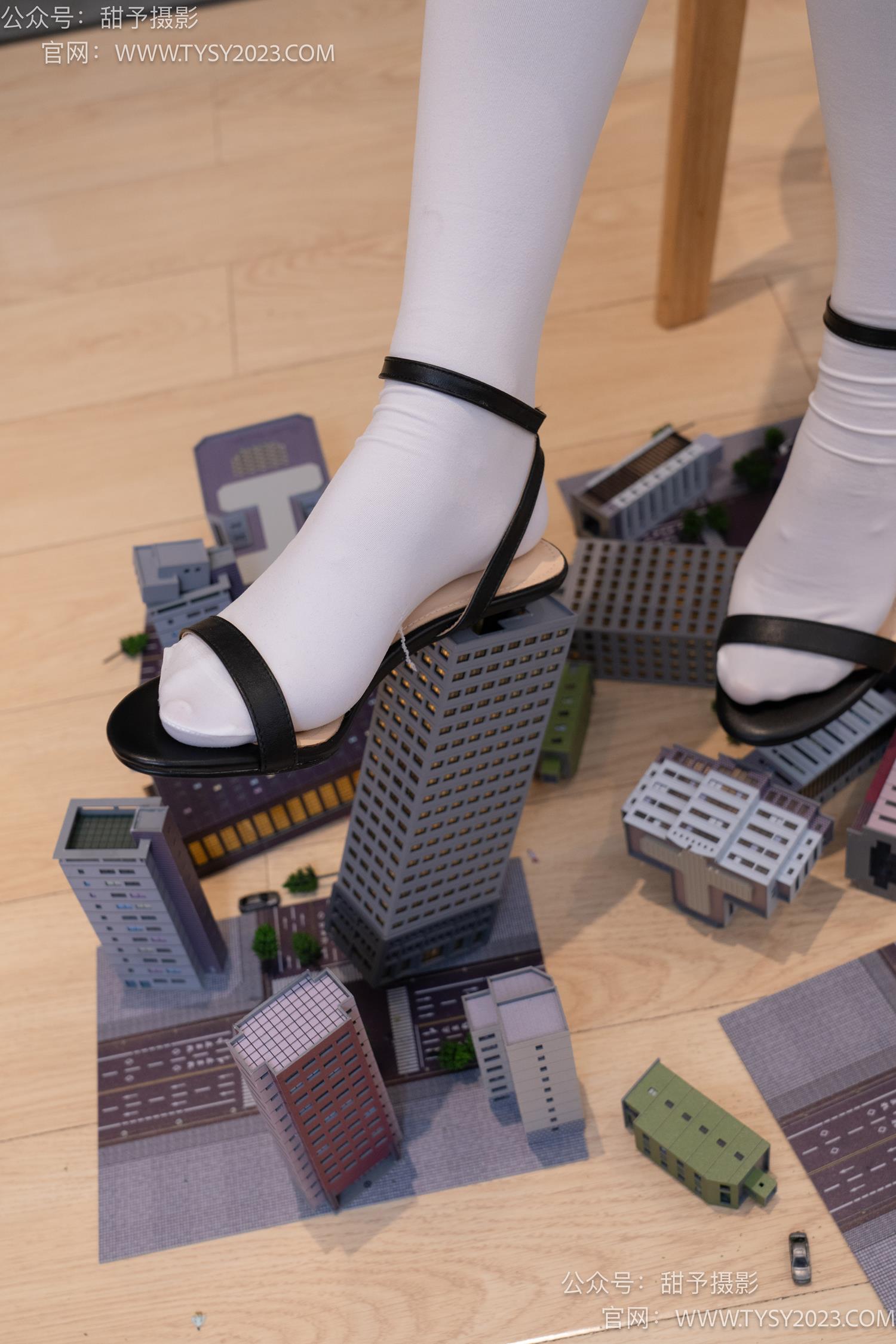 图片[28]-甜予摄影 NO.044 璇璇-修女服、高跟凉鞋、过膝白丝、小人国剧情[148P] – 速更版-美库