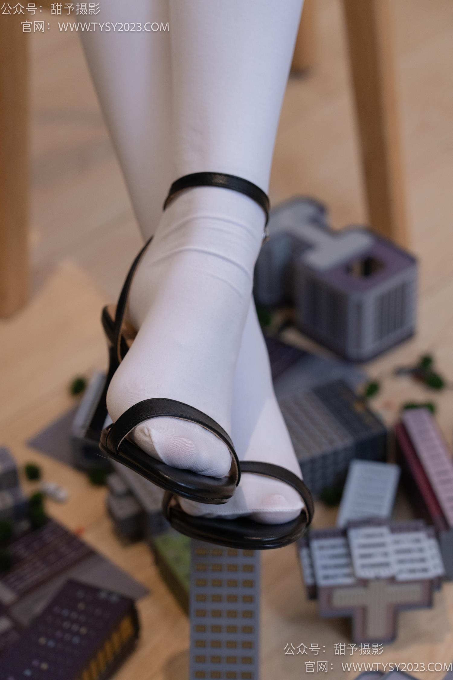 图片[29]-甜予摄影 NO.044 璇璇-修女服、高跟凉鞋、过膝白丝、小人国剧情[148P] – 速更版-美库