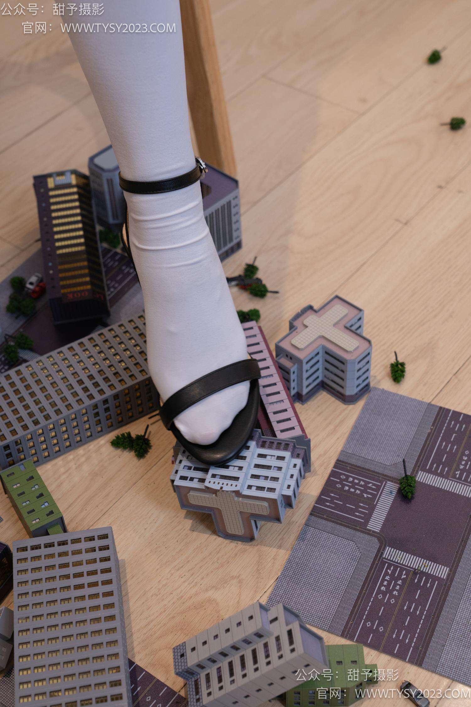 图片[33]-甜予摄影 NO.044 璇璇-修女服、高跟凉鞋、过膝白丝、小人国剧情[148P] – 速更版-美库