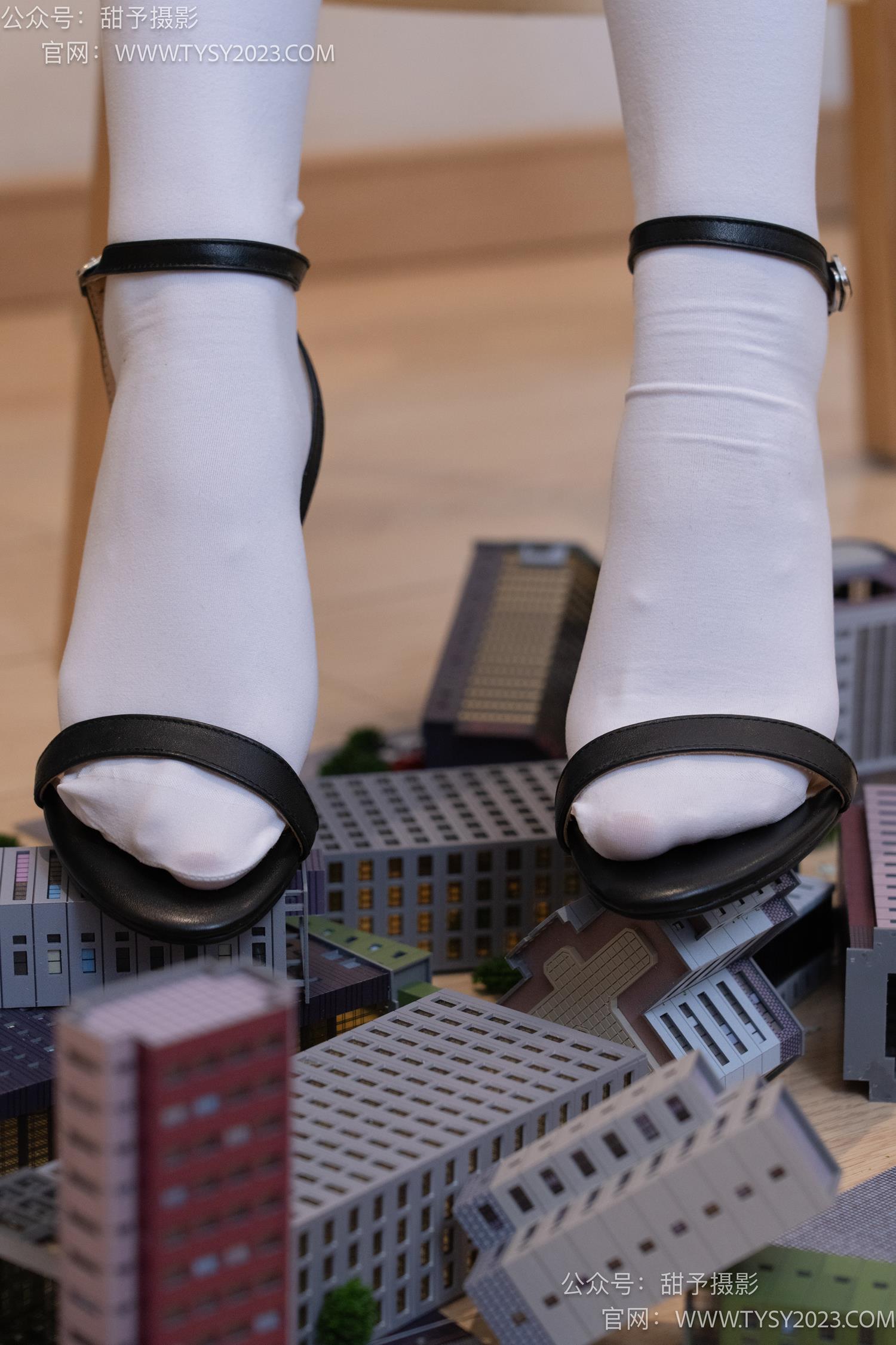 图片[34]-甜予摄影 NO.044 璇璇-修女服、高跟凉鞋、过膝白丝、小人国剧情[148P] – 速更版-美库