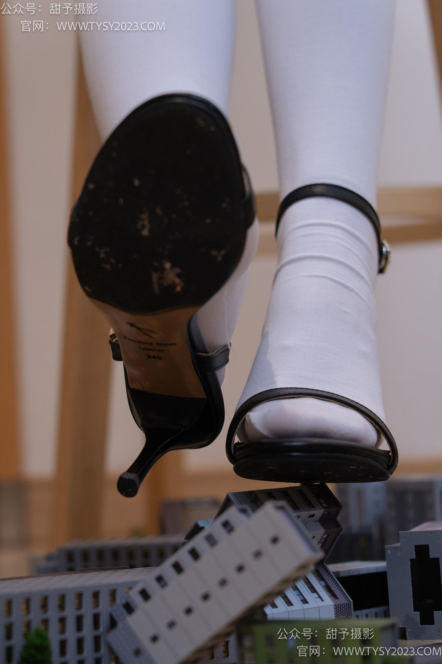 图片[36]-甜予摄影 NO.044 璇璇-修女服、高跟凉鞋、过膝白丝、小人国剧情[148P] – 速更版-美库